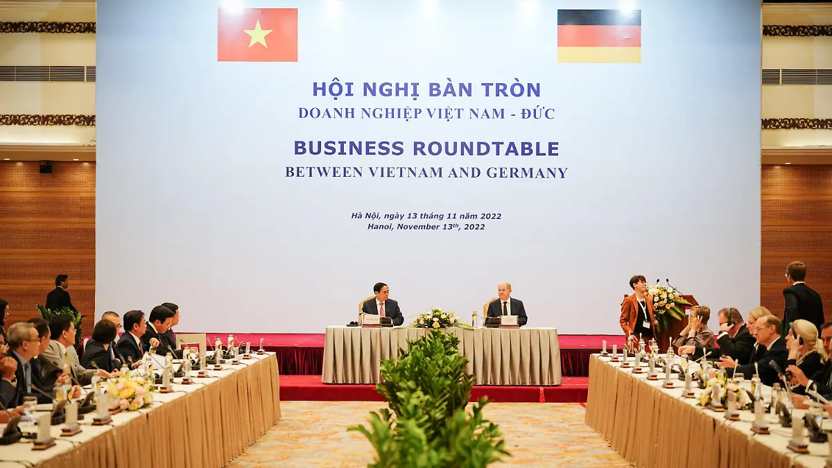 13.11.2022, Vietnam, Hanoi: Bundeskanzler Olaf Scholz (M, SPD) und Pham Minh Chinh, Premierminister der Sozialistischen Republik Vietnam, geben ein Wirtschafts-Roundtable mit der Wirtschaftsdelegation. Vietnam ist der erste Stop des Bundeskanzlers auf dem Weg zum G20-Gipfel. Foto: Kay Nietfeld/dpa +++ dpa-Bildfunk +++