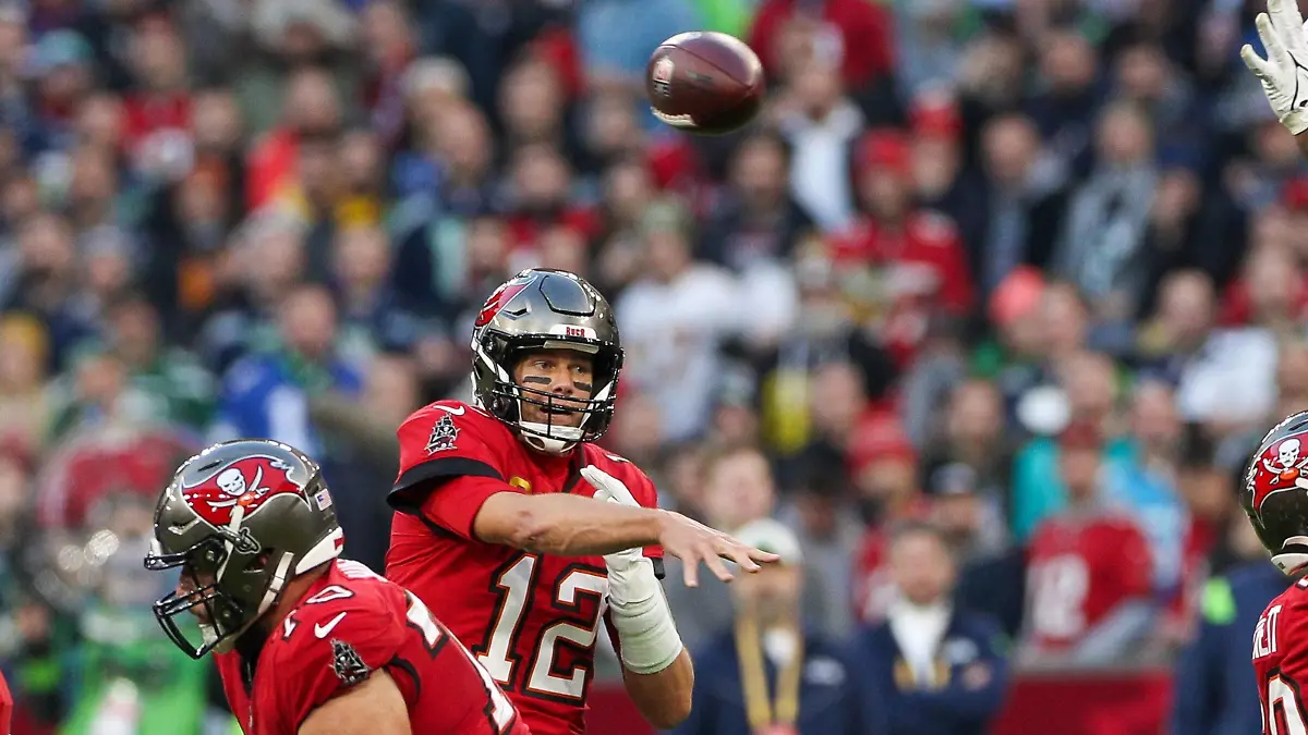 Tom Brady 12 Tampa Bay Buccaneers beim Wurf, Seattle Seahawks vs. Tampa Bay Buccaneers, Football, NFL, American Football Herren, USA 13.11.2022 Muenchen Bayern Deutschland *** Tom Brady 12 Tampa Bay Buccaneers throwing, Seattle Seahawks vs Tampa Bay Buccaneers, Football, NFL, 13 11 2022 Munich Bavaria Germany Copyright: xkolbert-press/ChristianxKolbertx