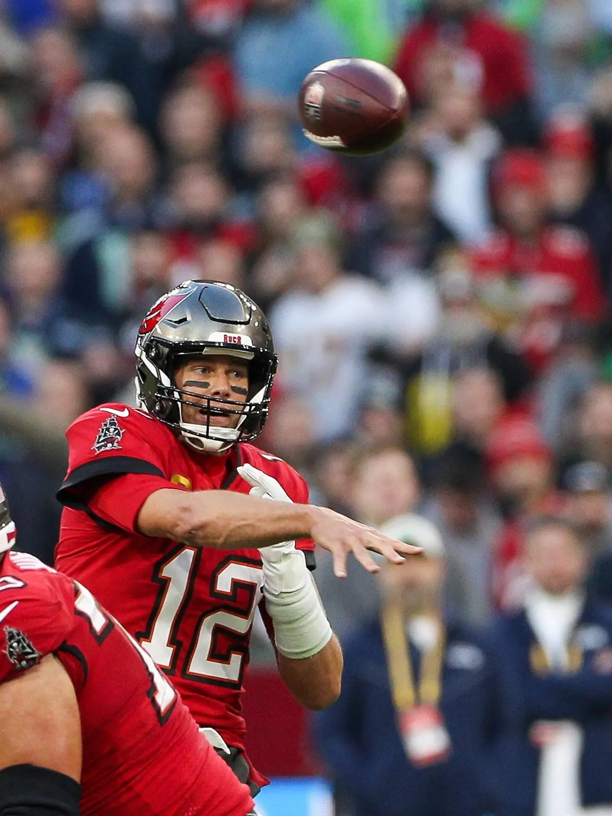  Tom Brady 12 Tampa Bay Buccaneers beim Wurf, Seattle Seahawks vs. Tampa Bay Buccaneers, Football, NFL, American Football Herren, USA 13.11.2022 Muenchen Bayern Deutschland *** Tom Brady 12 Tampa Bay Buccaneers throwing, Seattle Seahawks vs Tampa Bay Buccaneers, Football, NFL, 13 11 2022 Munich Bavaria Germany Copyright: xkolbert-press/ChristianxKolbertx