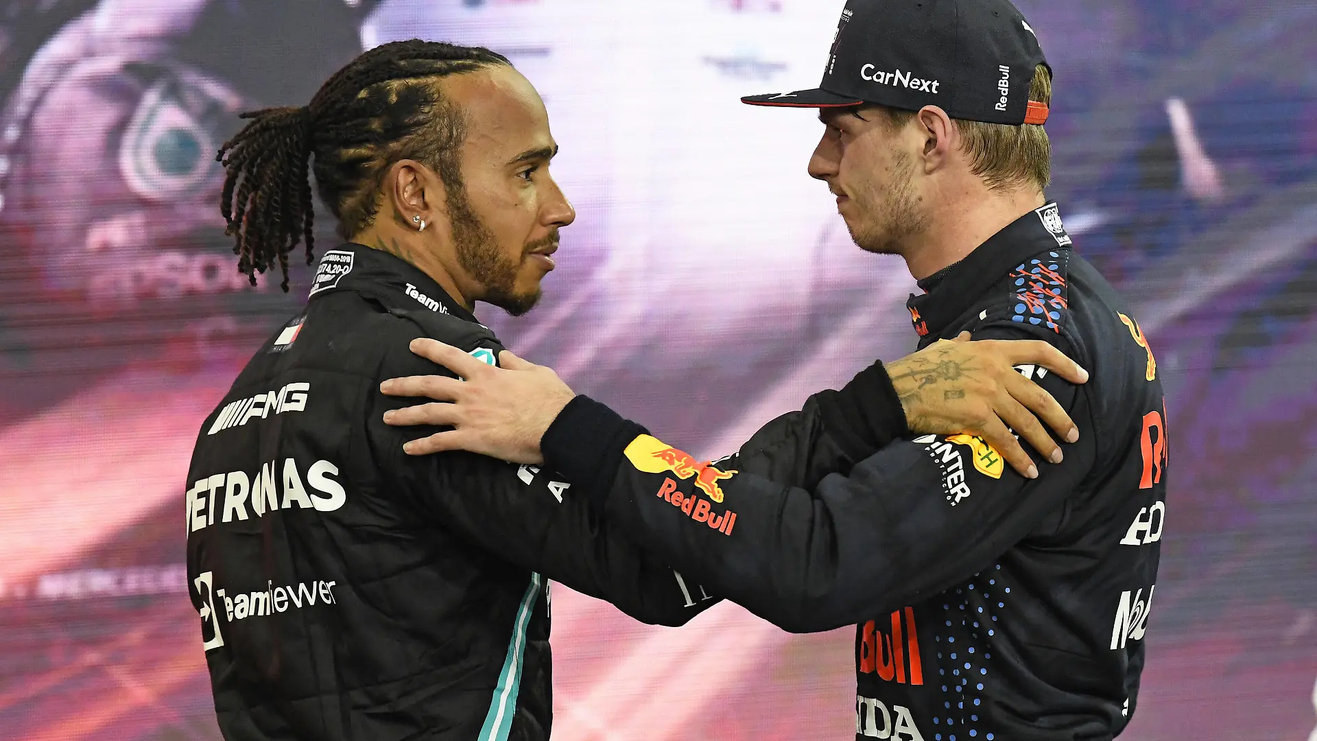 12.12.2021, xekx, Formel 1 FIA, Großer Preis von Abu Dhabi 2021 emspor, Lewis Hamilton Mercedes-AMG Petronas, 44 gratuliert Max Verstappen Red Bull Racing, 33 zur Weltmeisterschaft DFL/DFB REGULATIONS PROHIBIT ANY USE OF PHOTOGRAPHS as IMAGE SEQUENCES and/or QUASI-VIDEO Abu Dhabi *** 12 12 2021, xekx, Formula 1 FIA, Abu Dhabi Grand Prix 2021 emspor, Lewis Hamilton Mercedes AMG Petronas, 44 congratulates Max Verstappen Red Bull Racing, 33 to the World Championship DFL DFB REGULATES PROHIBIT ANY USE OF PHOTOGRAPHS as IMAGE SEQUENCES and or QUASI VIDEO Abu Dhabi eel-fotografie/Eberhard Krieger