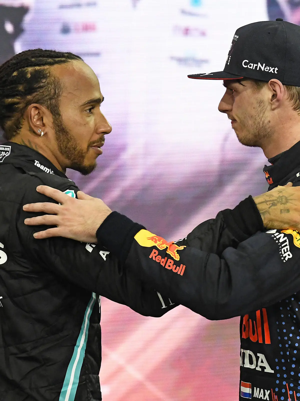 12.12.2021, xekx, Formel 1 FIA, Großer Preis von Abu Dhabi 2021 emspor, Lewis Hamilton Mercedes-AMG Petronas, 44 gratuliert Max Verstappen Red Bull Racing, 33 zur Weltmeisterschaft DFL/DFB REGULATIONS PROHIBIT ANY USE OF PHOTOGRAPHS as IMAGE SEQUENCES and/or QUASI-VIDEO Abu Dhabi *** 12 12 2021, xekx, Formula 1 FIA, Abu Dhabi Grand Prix 2021 emspor, Lewis Hamilton Mercedes AMG Petronas, 44 congratulates Max Verstappen Red Bull Racing, 33 to the World Championship DFL DFB REGULATES PROHIBIT ANY USE OF PHOTOGRAPHS as IMAGE SEQUENCES and or QUASI VIDEO Abu Dhabi eel-fotografie/Eberhard Krieger 
