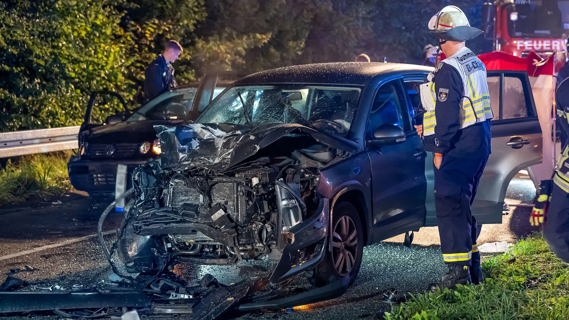 03.10.2023, Nordrhein-Westfalen, Gummersbach: Feuerwehr und Polizei sind an einer Unfallstelle im Einsatz. Bei einem schweren Autounfall in Gummersbach-Windhagen nordöstlich von Köln sind ein Mann und eine Frau ums Leben gekommen. Das teilte die Kreispolizeibehörde Oberbergischer Kreis in der Nacht zum Mittwoch auf Nachfrage der Deutschen-Presse Agentur mit. Zudem wurden bei dem Unfall am Dienstagabend sechs weitere Personen schwer verletzt. Foto: Markus Klümper/dpa +++ dpa-Bildfunk +++
