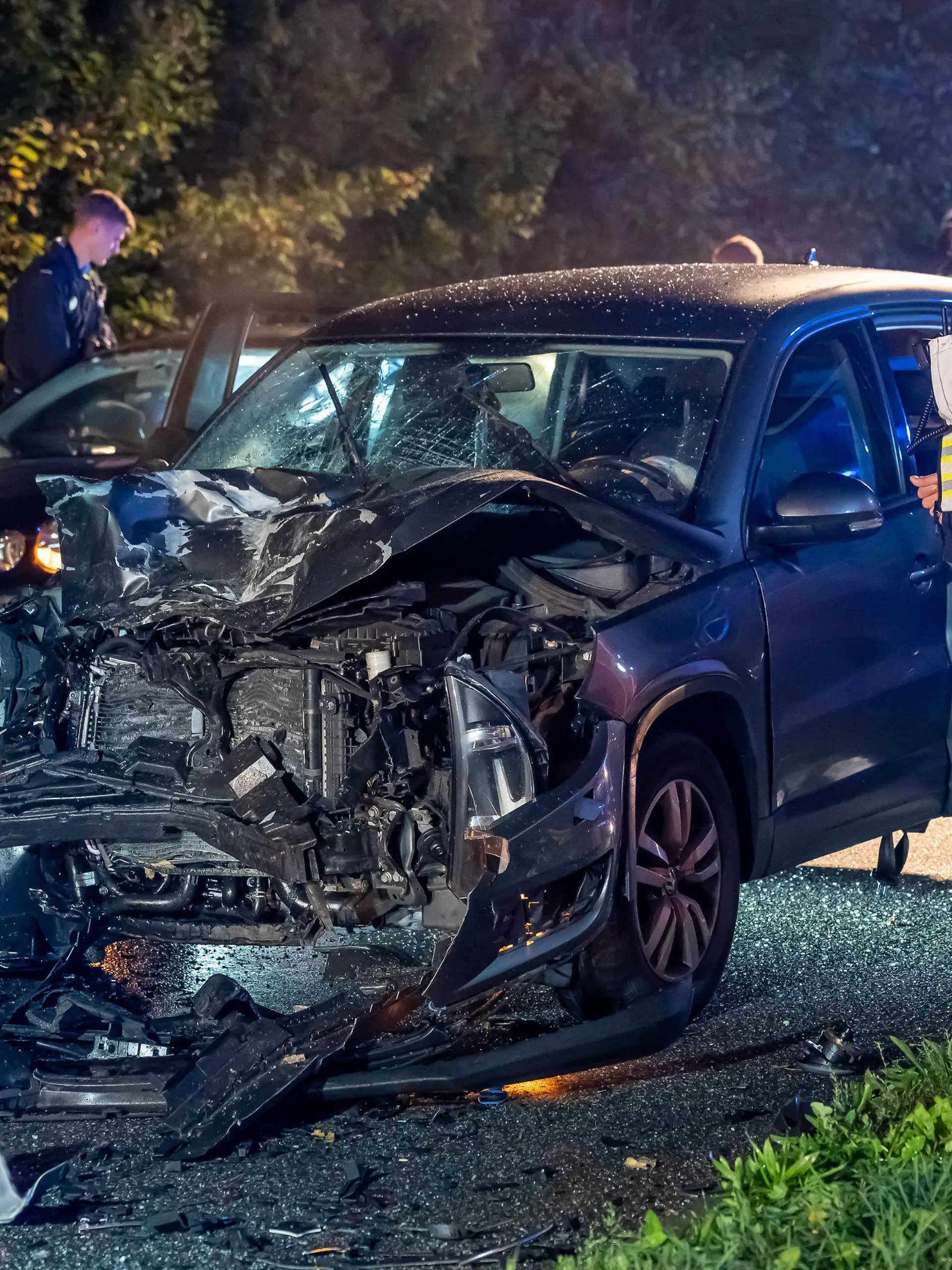 03.10.2023, Nordrhein-Westfalen, Gummersbach: Feuerwehr und Polizei sind an einer Unfallstelle im Einsatz. Bei einem schweren Autounfall in Gummersbach-Windhagen nordöstlich von Köln sind ein Mann und eine Frau ums Leben gekommen. Das teilte die Kreispolizeibehörde Oberbergischer Kreis in der Nacht zum Mittwoch auf Nachfrage der Deutschen-Presse Agentur mit. Zudem wurden bei dem Unfall am Dienstagabend sechs weitere Personen schwer verletzt. Foto: Markus Klümper/dpa +++ dpa-Bildfunk +++