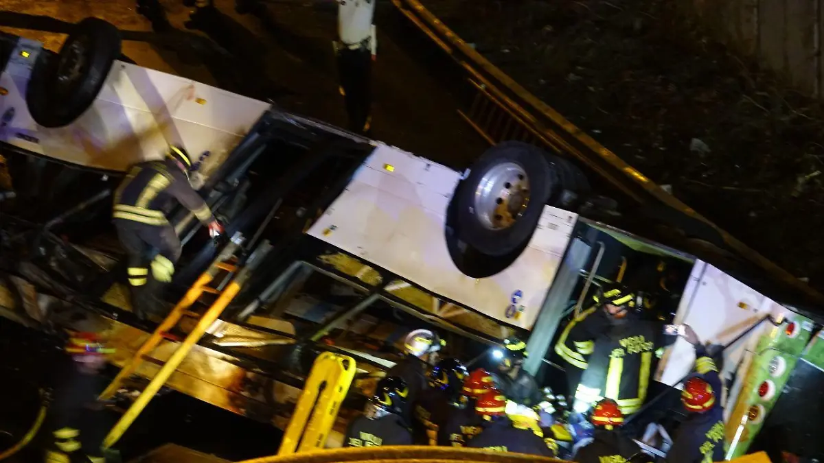 October 3, 2023 Mestre, Italy
news
Hybrid bus falls from overpass and bursts into flames, 21 dead including 2 children. Searches underway / action press