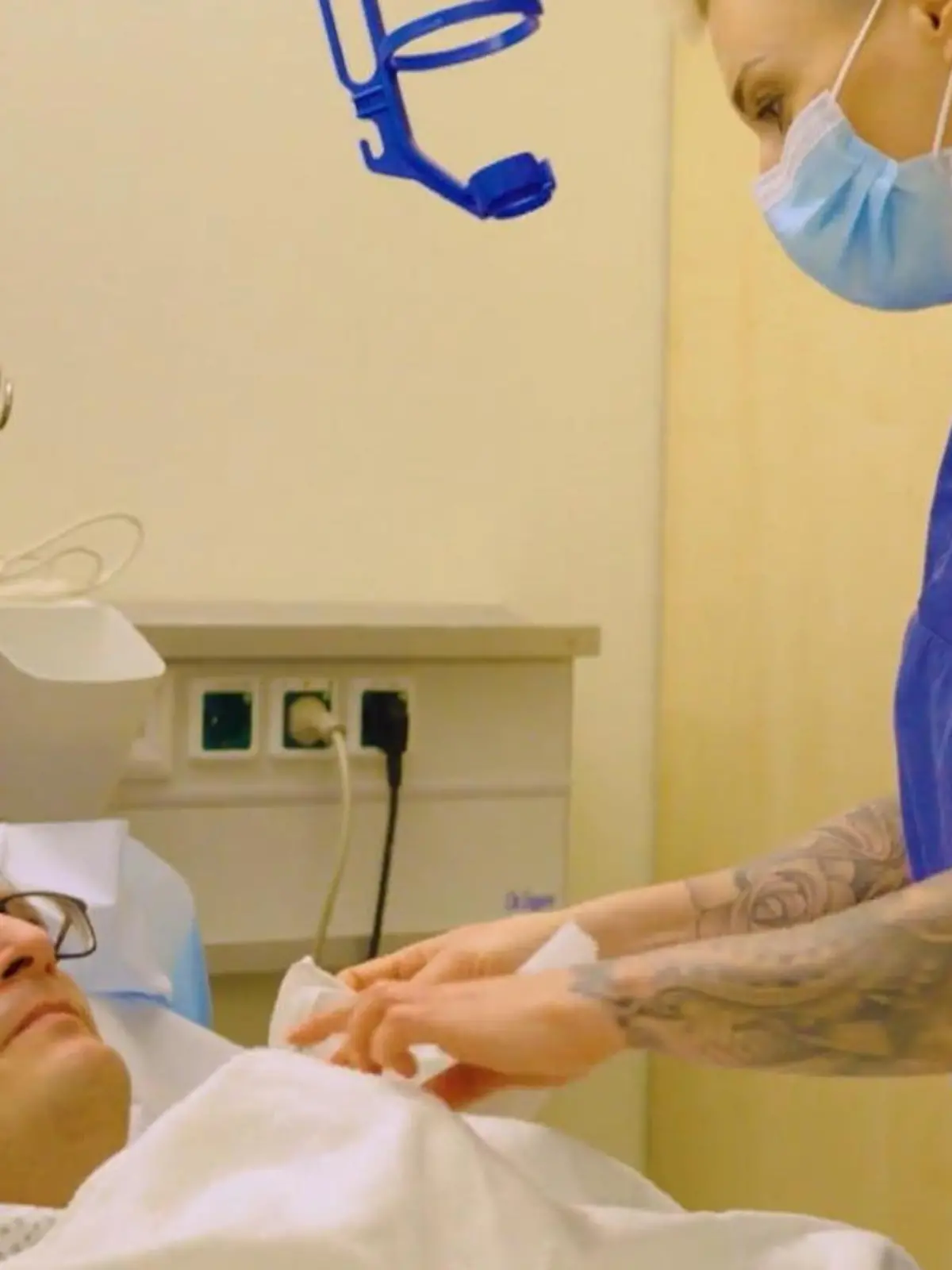 Sie kämpft im Krankenhaus, auf der Straße und sogar in der Luft um die Leben ihrer Patienten: Dr. Carola Holzner ist Doc Caro. Dieses Mal hilft sie einem Dreifach-Vater, der mit Herzinfarkt in die Notaufnahme kommt.
