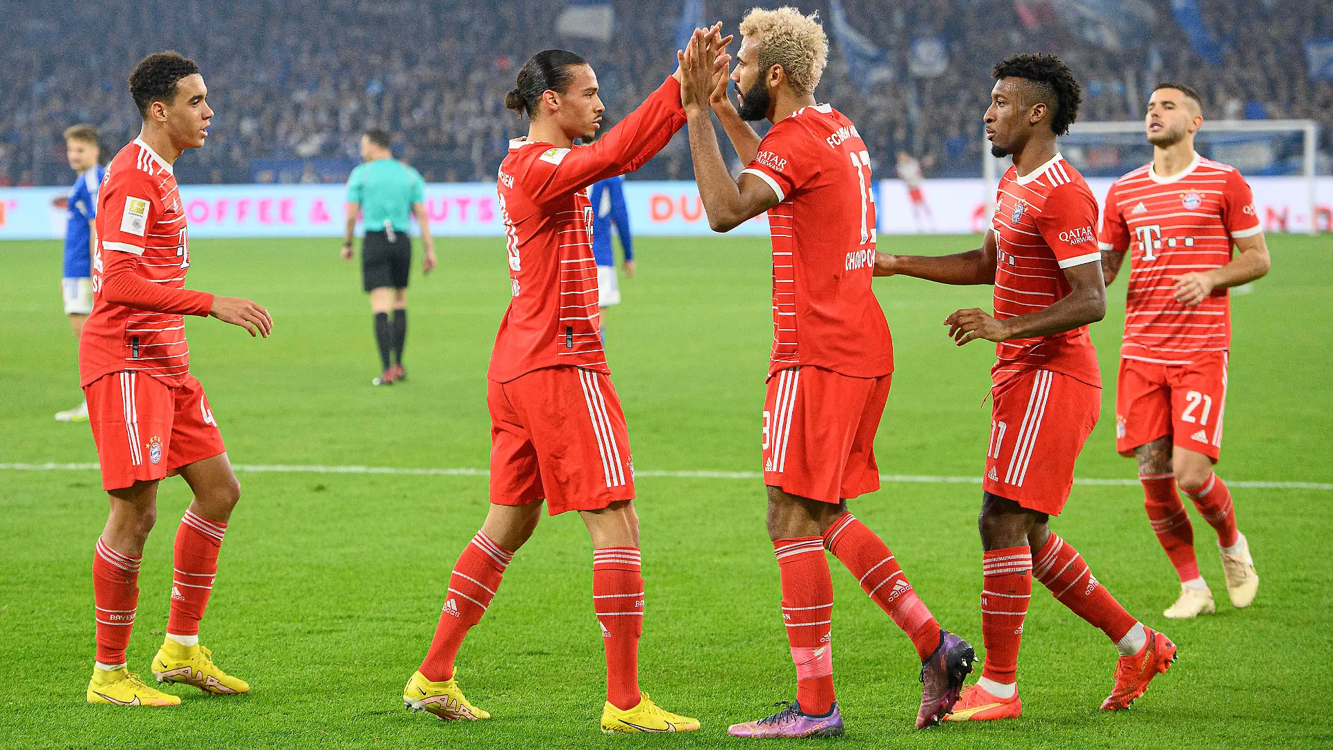 Jubel Eric Maxim CHOUPO-MOTING (M) nach seinem Tor zum 0:2, v.l. Jamal MUSIALA (M), Leroy SANE (M), Eric Maxim CHOUPO-MOTING (M), Kingsley COMAN (M), Lucas HERNANDEZ (M) Fussball 1. Bundesliga, 15.Spieltag, FC Schalke 04 (GE) - Bayern Muenchen (M) 0:2, am 12.11.2022 in Gelsenkirchen/ Deutschland. #DFL regulations prohibit any use of photographs as image sequences and/or quasi-video #
