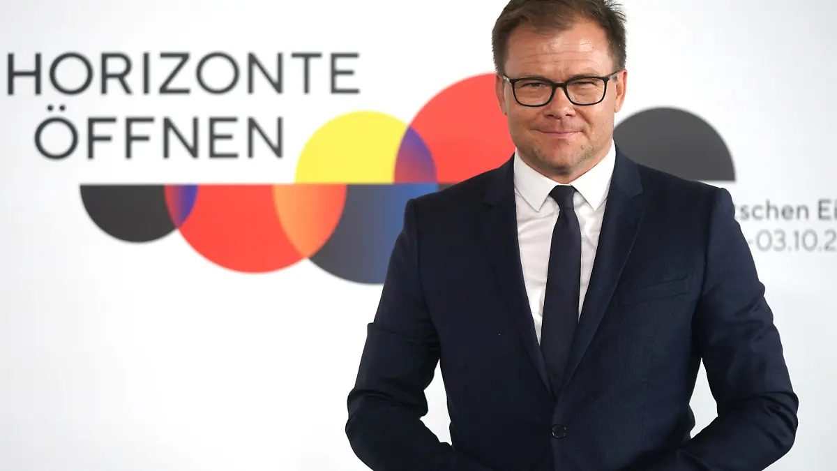 03.10.2023, Hamburg: Carsten Schneider (SPD), Beauftragter der Bundesregierung für Ostdeutschland, kommt auf die Plaza der Elbphilharmonie zum Festakt. Die Hansestadt Hamburg richtet in diesem Jahr die Feierlichkeiten zum Tag der Deutschen Einheit aus. Foto: Marcus Brandt/dpa +++ dpa-Bildfunk +++