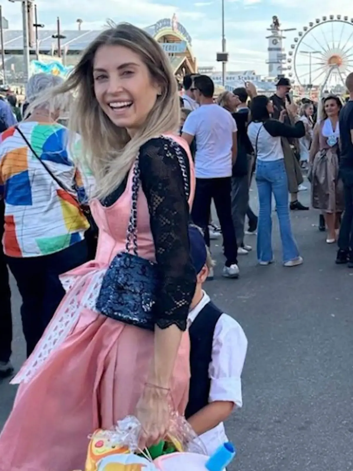 Cathy Hummels und Sohn Ludwig auf dem Oktoberfest.