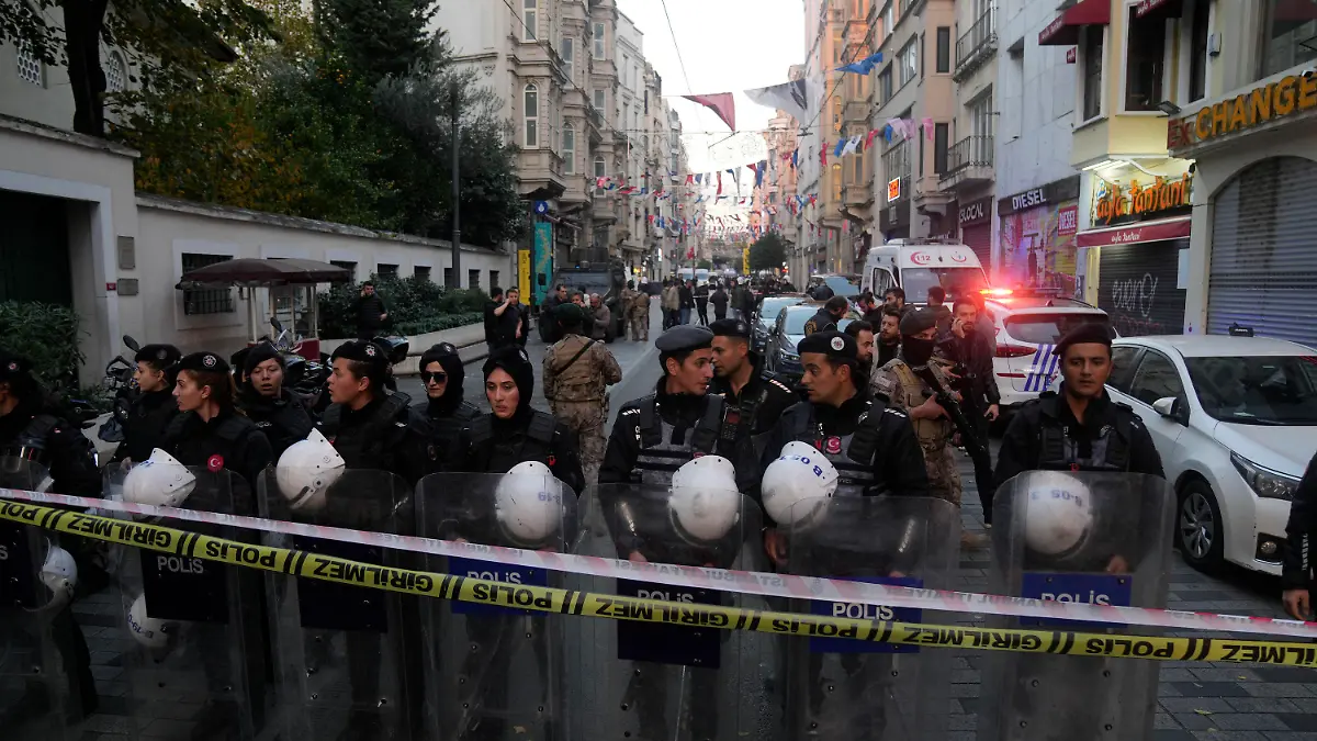 13.11.2022, Türkei, Istanbul: Sicherheitskräfte stehen am Ort einer Explosion auf der beliebten Fußgängerzone Istiklal. Es gebe Verletzte und Tote, twitterte der Gouverneur Istanbuls, Ali Yerlikaya, am Sonntag. Der Grund für die Explosion, die sich am Nachmittag zutrug, war zunächst unklar. Foto: Francisco Seco/AP/dpa +++ dpa-Bildfunk +++