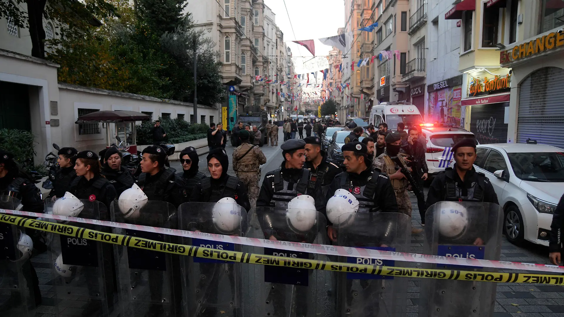 13.11.2022, Türkei, Istanbul: Sicherheitskräfte stehen am Ort einer Explosion auf der beliebten Fußgängerzone Istiklal. Es gebe Verletzte und Tote, twitterte der Gouverneur Istanbuls, Ali Yerlikaya, am Sonntag. Der Grund für die Explosion, die sich am Nachmittag zutrug, war zunächst unklar. Foto: Francisco Seco/AP/dpa +++ dpa-Bildfunk +++