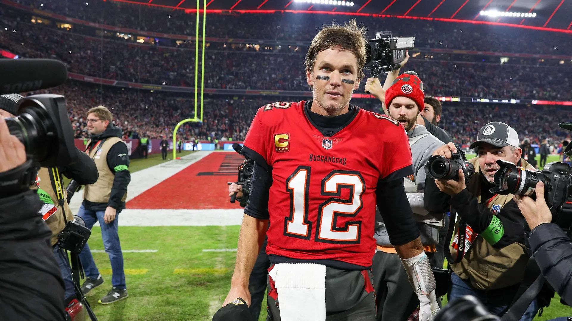 Tom Brady 12 Tampa Bay Buccaneers verabschiedet sich von den Fans, Seattle Seahawks vs. Tampa Bay Buccaneers, Football, NFL, American Football Herren, USA 13.11.2022 Muenchen Bayern Deutschland *** Tom Brady 12 Tampa Bay Buccaneers says goodbye to fans, Seattle Seahawks vs Tampa Bay Buccaneers, Football, NFL, 13 11 2022 Muenchen Bayern Germany Copyright: xkolbert-press/ChristianxKolbertx