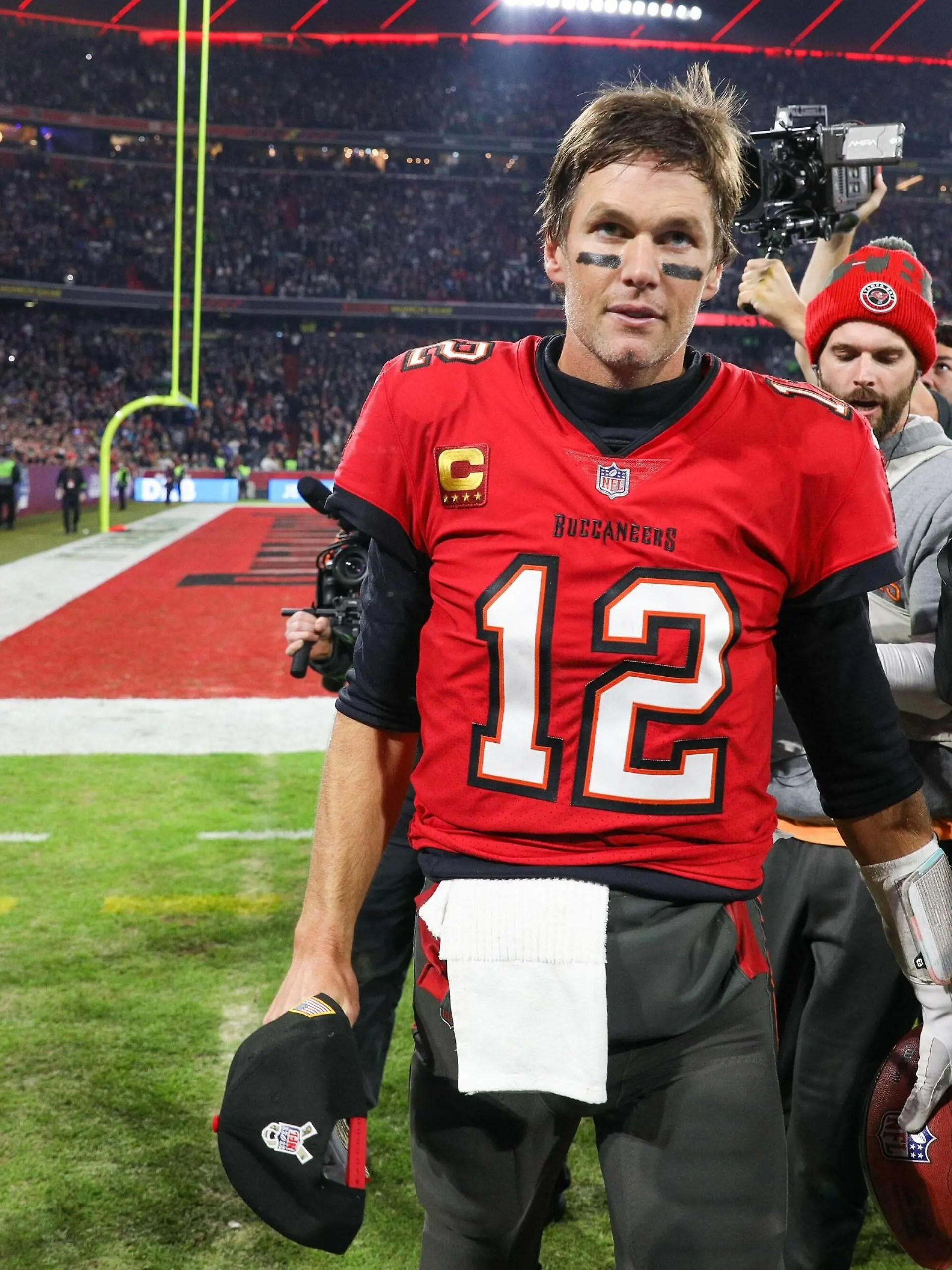  Tom Brady 12 Tampa Bay Buccaneers verabschiedet sich von den Fans, Seattle Seahawks vs. Tampa Bay Buccaneers, Football, NFL, American Football Herren, USA 13.11.2022 Muenchen Bayern Deutschland *** Tom Brady 12 Tampa Bay Buccaneers says goodbye to fans, Seattle Seahawks vs Tampa Bay Buccaneers, Football, NFL, 13 11 2022 Muenchen Bayern Germany Copyright: xkolbert-press/ChristianxKolbertx