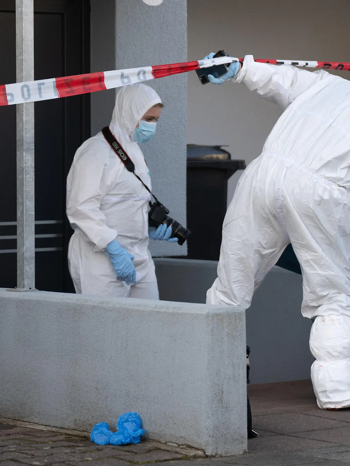04.10.2023, Hessen, Arheilgen: Beamte der Spurensicherung der Polizei arbeiten an einem Haus in Darmstadt-Arheilgen. Eine 42 Jahre alte Frau soll in dem Haus Ermittlern zufolge ihren Mann und ein zehn Jahre altes Kind getötet haben. Die Frau und ein weiteres neun Jahre altes Kind seien am Morgen auf einem Grundstück eines Mehrfamilienhauses verletzt aufgefunden worden, teilten Polizei und Staatsanwaltschaft mit. Foto: Boris Roessler/dpa +++ dpa-Bildfunk +++