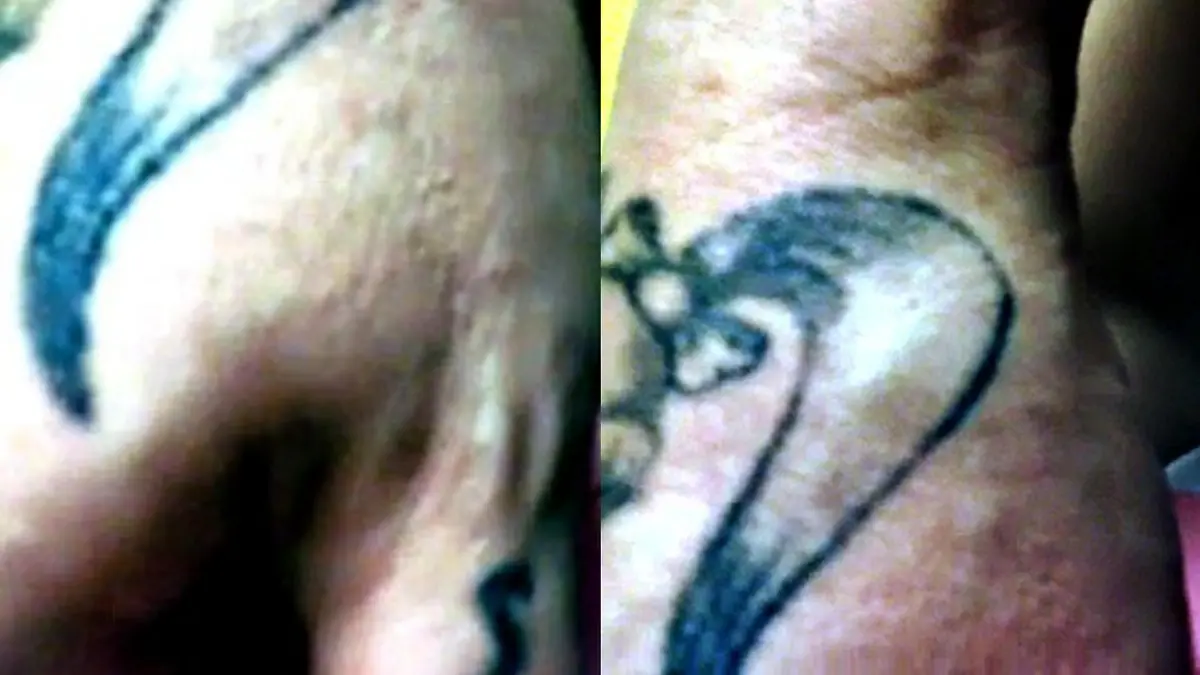 Ein Tattoo am rechten Daumen sowie der rechten Hand.