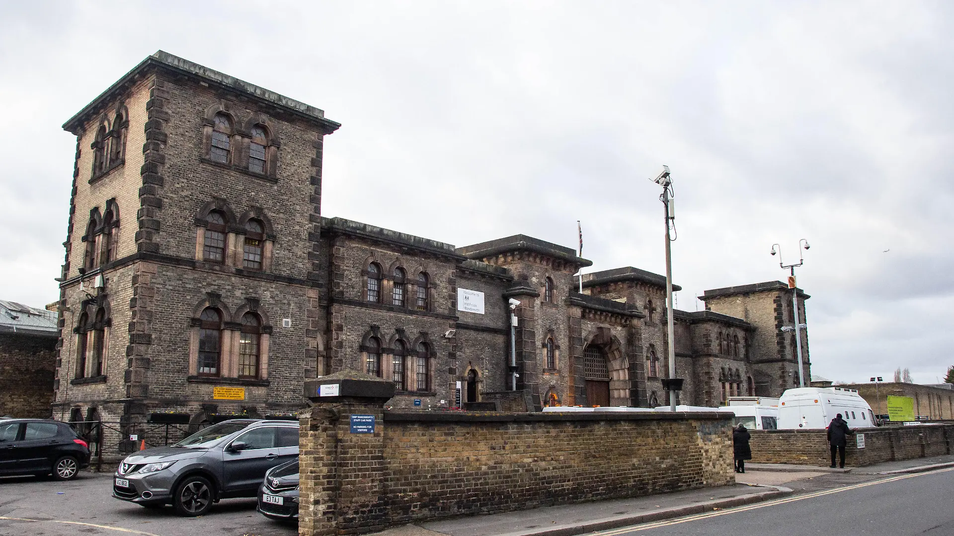 ARCHIV - 08.12.2021, Großbritannien, London: Außenaufnahme des HM Prison Wandsworth in London. Nach dem Urteil Ende April wurde Boris Becker ins Wandsworth-Gefängnis im Londoner Süden gebracht. Die Haftanstalt blieb nur eine Zwischenstation. Seit mehr als fünf Monaten ist Becker nun im Huntercombe-Gefängnis, das unter eine niedrigere Sicherheitsstufe fällt. Becker ist wegen seiner Insolvenzstraftaten zu zweieinhalb Jahren Haft verurteilt worden. (zu dpa: «Tennis-Ass hinter Gittern - Boris Becker sitzt sechs Monate in Haft») Foto: Sabrina Merolla/ZUMA Press Wire/dpa +++ dpa-Bildfunk +++