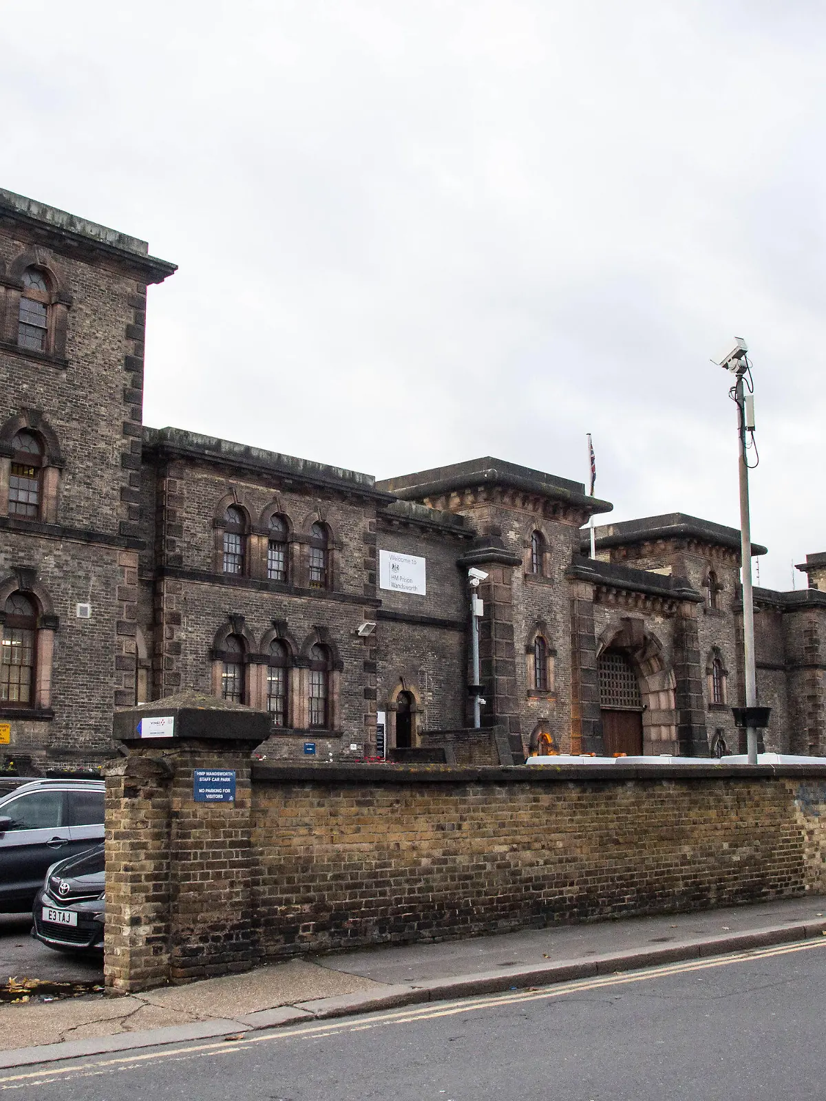 ARCHIV - 08.12.2021, Großbritannien, London: Außenaufnahme des HM Prison Wandsworth in London. Nach dem Urteil Ende April wurde Boris Becker ins Wandsworth-Gefängnis im Londoner Süden gebracht. Die Haftanstalt blieb nur eine Zwischenstation. Seit mehr als fünf Monaten ist Becker nun im Huntercombe-Gefängnis, das unter eine niedrigere Sicherheitsstufe fällt. Becker ist wegen seiner Insolvenzstraftaten zu zweieinhalb Jahren Haft verurteilt worden. (zu dpa: «Tennis-Ass hinter Gittern - Boris Becker sitzt sechs Monate in Haft») Foto: Sabrina Merolla/ZUMA Press Wire/dpa +++ dpa-Bildfunk +++
