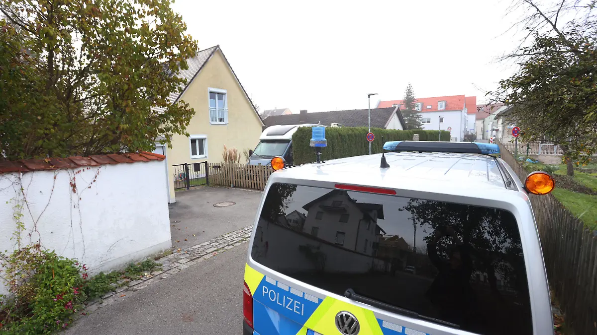 12.11.2022, Bayern, Weilheim: Ein Polizeiauto steht vor einem Wohnhaus im Ort. In Weilheim hat sich eine Bluttat mit vier Toten ereignet. Foto: Karl-Josef Hildenbrand/dpa +++ dpa-Bildfunk +++