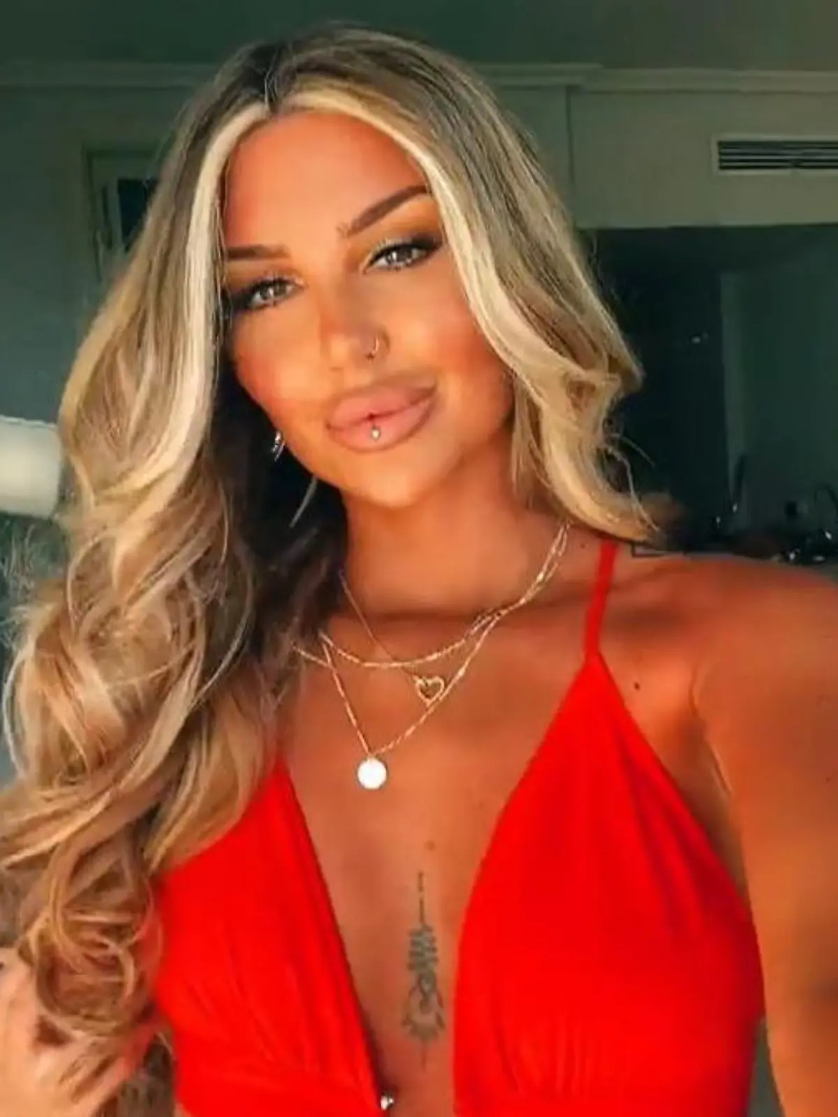 Bye bye Lipfiller - dieser Eingriff wird für sie zum Jungbrunnen!

Seit ihrem 19. Lebensjahr benutzt die 29-jährige Amy Giovanni aus England bereits Lipfiller. Weil ihr Schmollmund allerdings zunehmend gequetscht und bedenkenswert krankhaft aussieht, entschließt die Britin sich davon zu trennen. Doch dann passiert unglaubliches, sodass selbst ihre TikTok-Follower fassungslos reagieren – im Video.