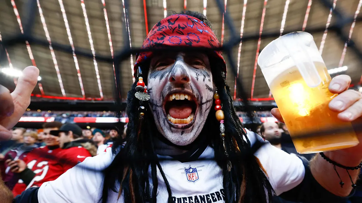 NFL, American Football Herren, USA International Series-Seattle Seahawks at Tampa Bay Buccaneers Nov 13, 2022 Munich, Germany, DEU General view of a fan prior to the game between the Seattle Seahawks and the Tampa Bay Buccaneers of an International Series game at Allianz Arena. Munich Allianz Arena Germany DEU, EDITORIAL USE ONLY PUBLICATIONxINxGERxSUIxAUTxONLY Copyright: xDouglasxDeFelicex 20221113_DD_da9_0041