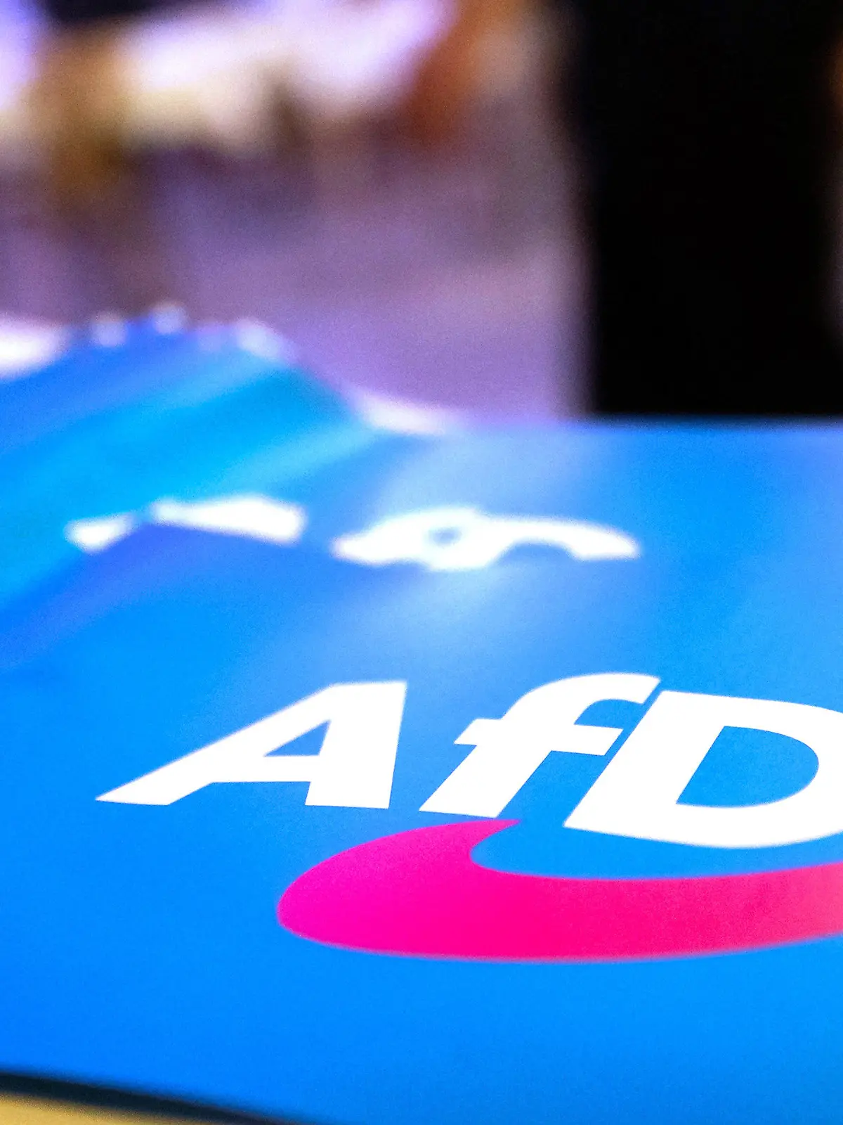 ARCHIV - 24.11.2018, Bayern, Greding: Fähnchen mit dem Logo der AfD liegen beim Landesparteitag der AfD Bayern auf einem Tisch.    (zu dpa "Gericht: Verfassungsschutz darf AfD in Bayern als Partei beobachten") Foto: Daniel Karmann/dpa +++ dpa-Bildfunk +++