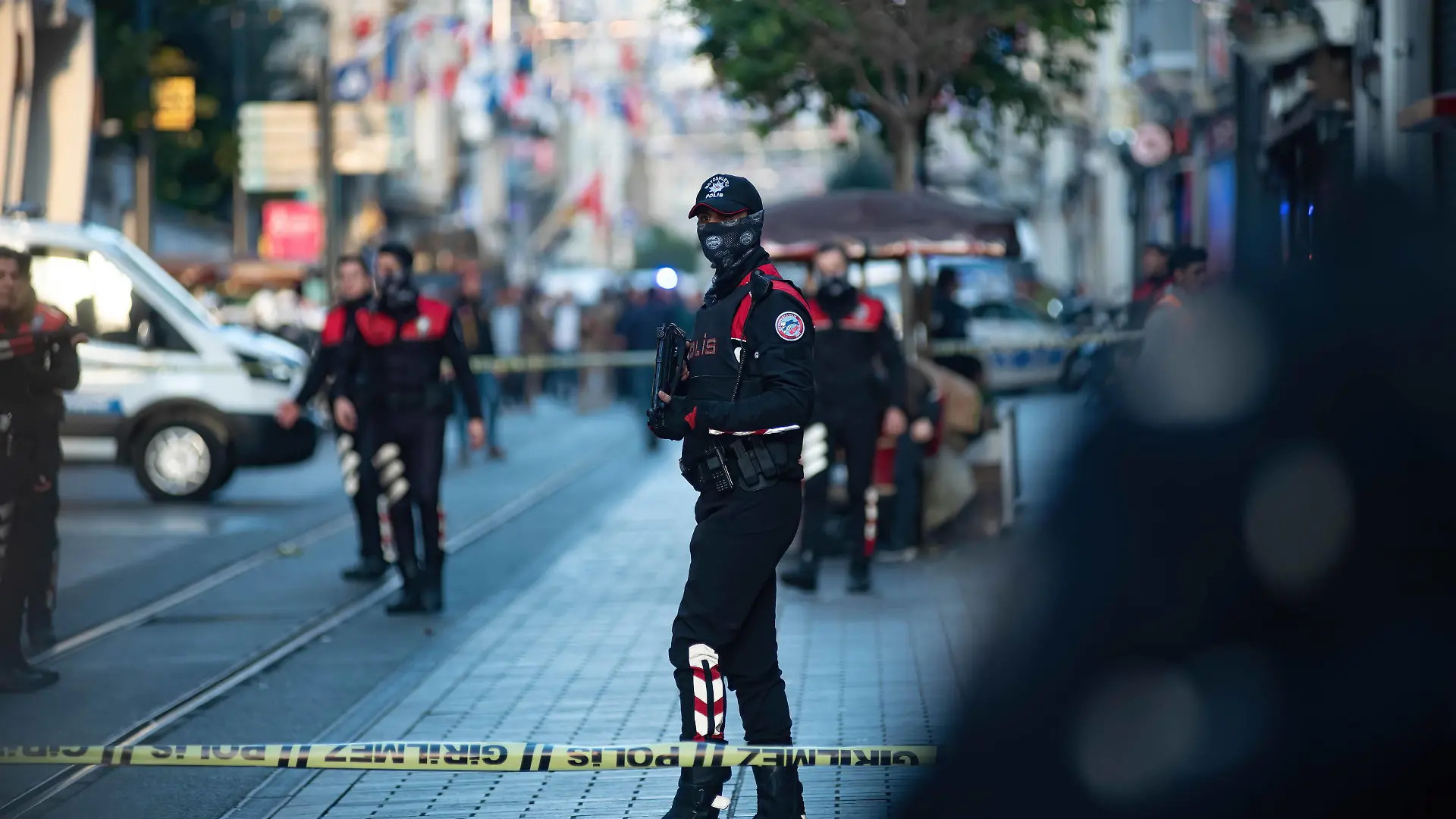  November 13, 2022, Istanbul, Turkey: Police officers and emergency services seen at the scene of the explosion in the busy Taksim, Istiklal street of central Istanbul. At least six people have been killed and dozens wounded in an explosion in a busy area of central Istanbul. The area has been cordoned off as helicopters are circling overhead. Istanbul Turkey - ZUMAs197 20221113_zab_s197_001 Copyright: xJohnxWrefordx