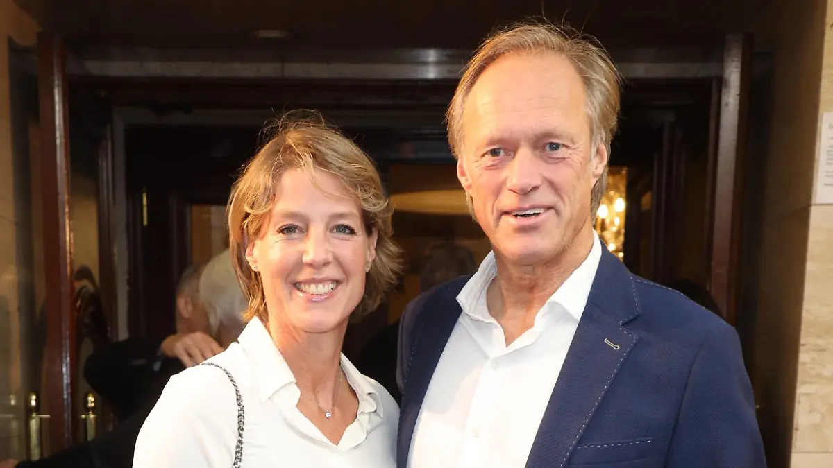 Christina Block und Gerhard Delling bei der Premiere vom neuen Variete-Programm im Hansa-Theatersaal am Steindamm, Hansa Theater St. Georg Hamburg, 27.10.2022 *** Christina Block and Gerhard Delling at the premiere of the new Variete program in the Hansa Theatersaal am Steindamm, Hansa Theater St Georg Hamburg, 27 10 2022