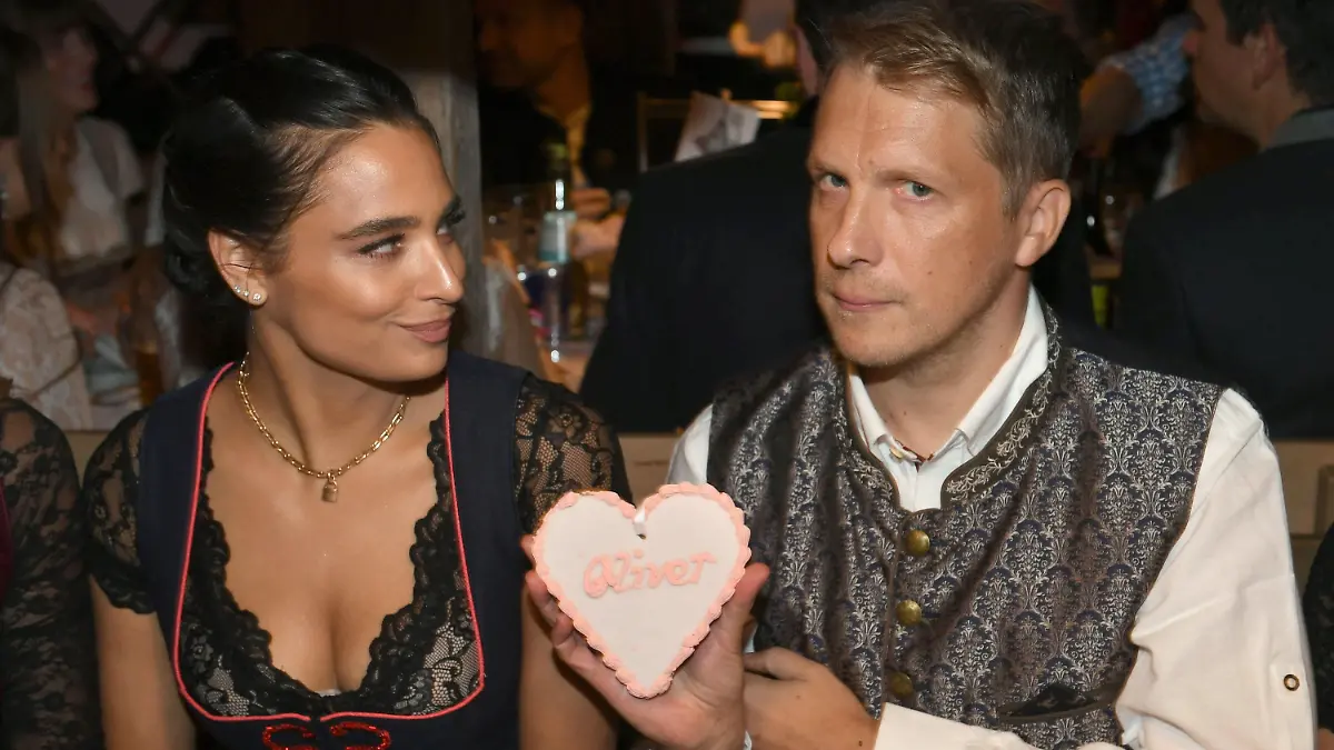 ARCHIV - 18.09.2022, Bayern, München: Der Comedian Oliver Pocher und seine Frau Amira feiern beim Almauftrieb" im Käfer-Zelt auf dem Oktoberfest. (zu dpa: «Oliver und Amira Pocher haben sich getrennt») Foto: Felix Hörhager/dpa +++ dpa-Bildfunk +++