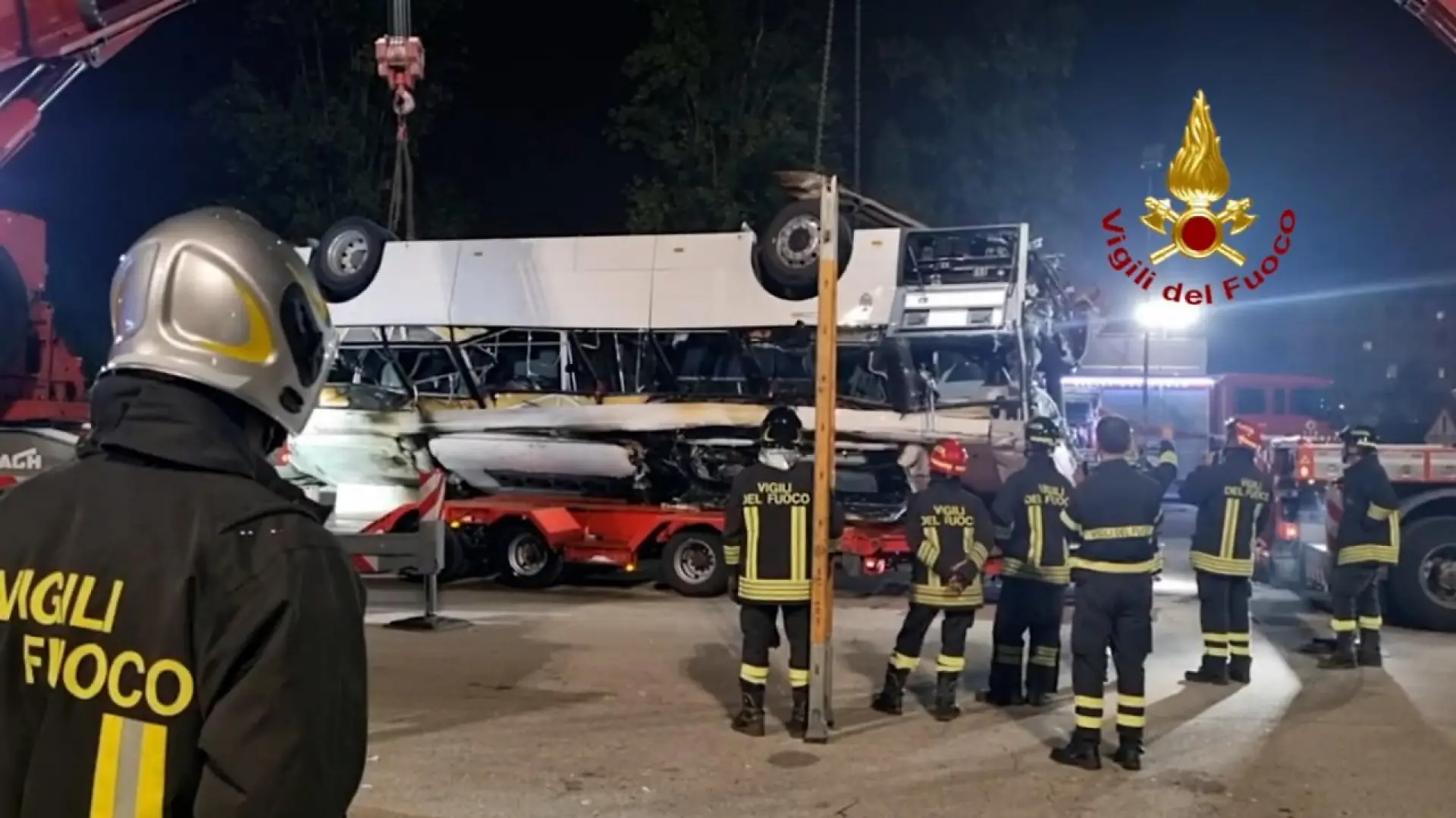 October 4, 2023, Mestre: (FRAME DA VIDEO VIGILI DEL FUOCO) La rimozione, verso le 5 del mattino, della carcassa del pullman precipitato ieri sera sotto il cavalcavia di Mestre, nel quale sono morte 21 persone, di cui due bambini, e 15 sono rimaste ferite; di queste, 5 sono in gravi condizioni, Mestre, 04 ottobre 2023. ANSA/ VIGILI DEL FUOCO NPK +++ /// ( STILL IMAGE FROM A FIRE BRIGADE VIDEO) The carcass of the bus that crashed last night under the Mestre overpass, in which 21 people died, including two children, and 15 were injured, was removed around 5 a.m, in Mestre, Italy, 04 October 2023. Five injured are in serious condition. ANSA/ ITALIAN FIREFIGHTERS NPK (Credit Image: © ANSA via ZUMA Press) / action press