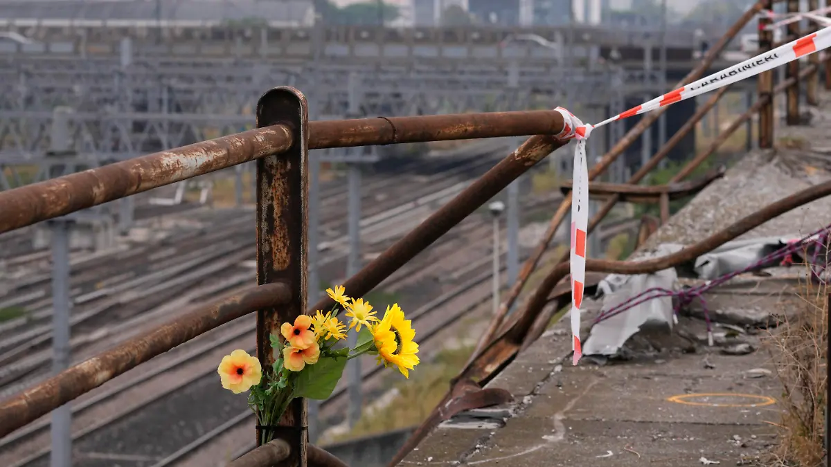 04.10.2023, Italien, Mestre: Ein Strauß Plastikblumen ist nach einem Busunglück nahe der Unfallstelle angebracht. Nach dem schweren Busunglück in Venedig mit mehr als 20 Todesopfern ermittelt jetzt die Staatsanwaltschaft. Foto: Antonio Calanni/AP/dpa +++ dpa-Bildfunk +++