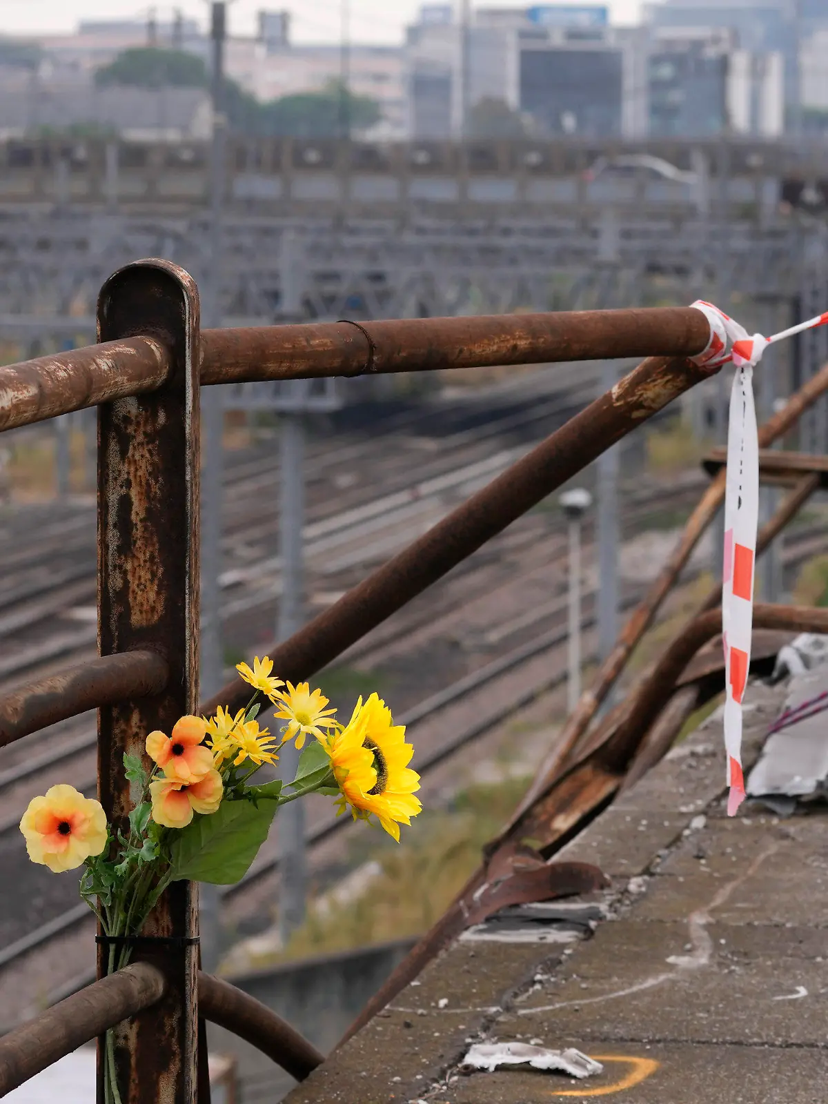 04.10.2023, Italien, Mestre: Ein Strauß Plastikblumen ist nach einem Busunglück nahe der Unfallstelle angebracht. Nach dem schweren Busunglück in Venedig mit mehr als 20 Todesopfern ermittelt jetzt die Staatsanwaltschaft. Foto: Antonio Calanni/AP/dpa +++ dpa-Bildfunk +++