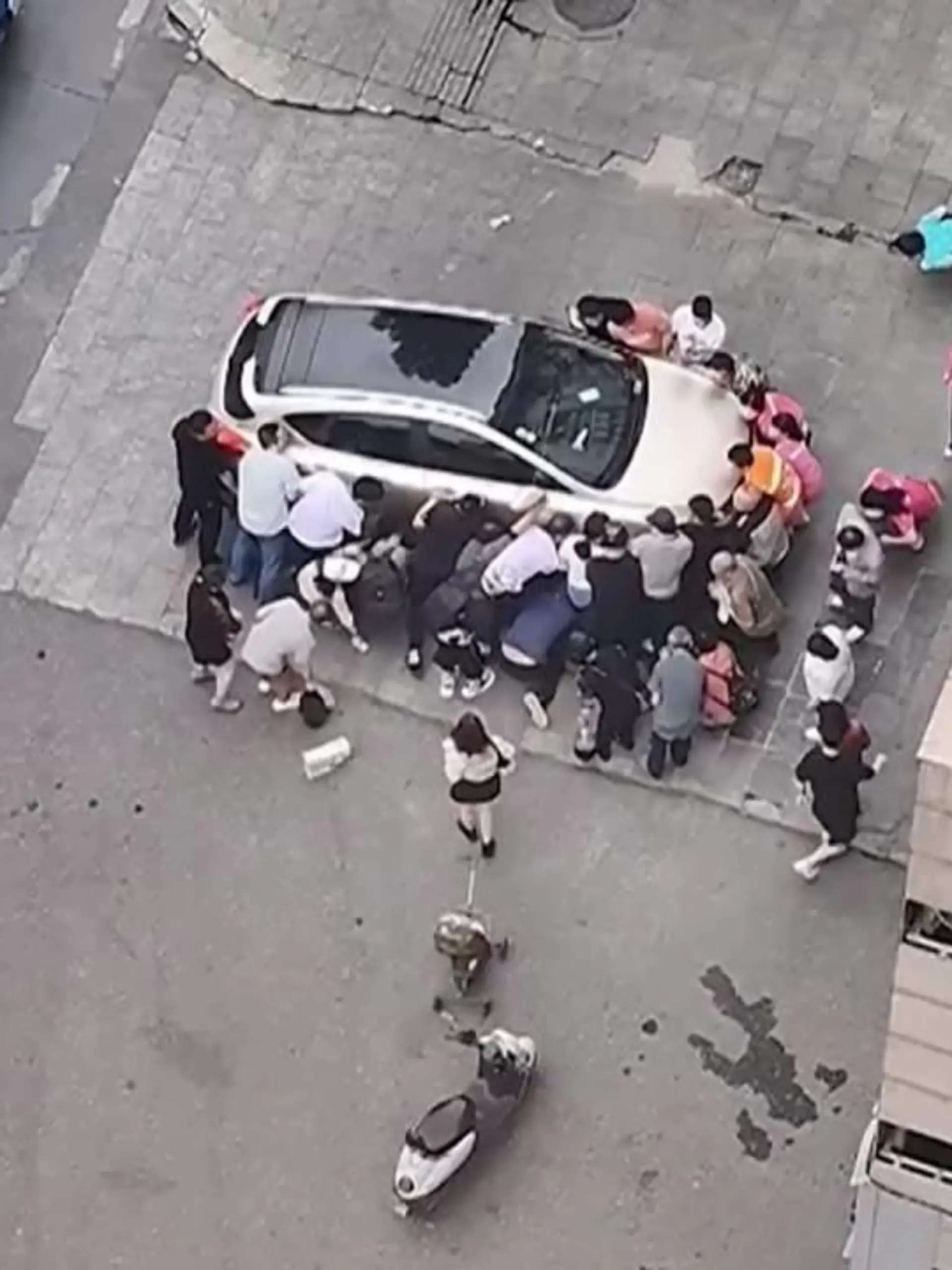 Plötzlich herrscht hier in China Riesen-Panik. Alle kommen angerannt. Auch der Fahrer des Autos steigt aus. Denn: Unter diesem Fahrzeug ist ein kleines Mädchen eingeklemmt! Mit richtig viel Power heben alle gemeinsam das Auto hoch und einer der Helfer kann das Kind befreien. Die Kleine ist offensichtlich - genau wie ihre Eltern - schockiert, sonst geht's ihr zum Glück gut. Und das dank dieser gemeinschaftlichen Hilfe. Wirklich beeindruckend!