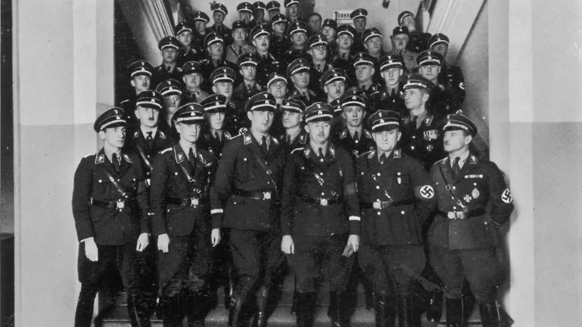A group photograph of Heinrich Himmler with his SS (Schyutzstaffel: elite guard) officers. The SS was where the ultimate Nazi power rested. Date: circa 1934 (Mary Evans Picture Library) || Nur für redaktionelle Verwendung