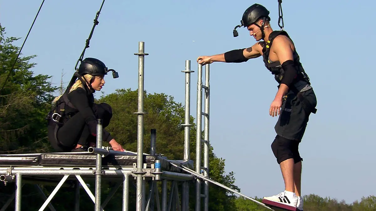 Walentina Doronina und Can Kaplan beim Sommerhaus-Spiel "In the air zu zweit"