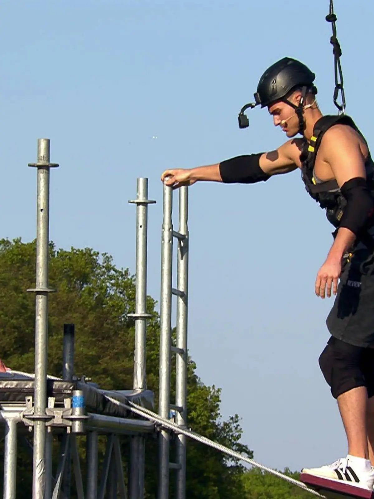 Walentina Doronina und Can Kaplan beim Sommerhaus-Spiel "In the air zu zweit"