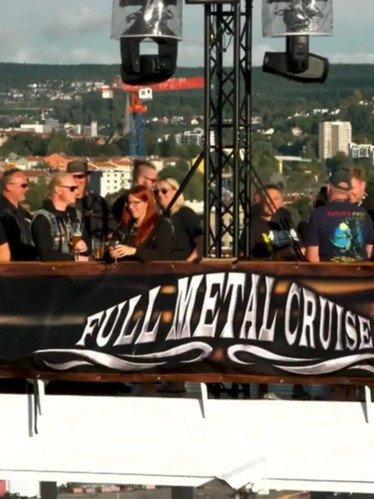 Wacken auf hoher See – sowas gibt es tatsächlich! Zweimal im Jahr schippert die Mein Schiff 4 durch Europas. An Bord: Tausende Heavy Metal Fans, die fünf Tage lang feiern, Bier trinken und Headbangen. Wir haben das Tollhaus hautnah miterlebt – inklusive Heavy Metal Yoga und einer Heavy Metal Hochzeit.