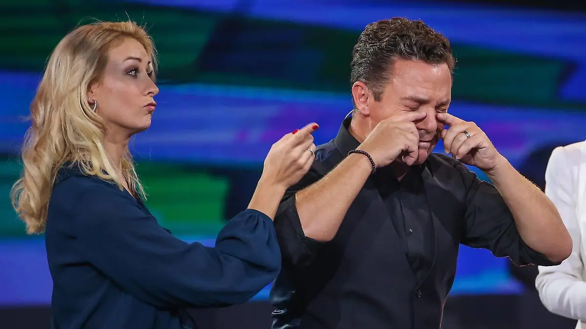 Willkommen bei Carmen Nebel am 14.09.2018 in der TUI Arena in Hannover Anna Carina Woitschak gestikuliert und Stefan Mross tut so als ob er weint *** Welcome to Carmen Nebel on 14 09 2018 at the TUI Arena in Hannover Anna Carina Woitschak gestures and Stefan Mross acts as if he is crying MH Willkommen bei Carmen Nebel am 14 09 2018 in der TUI Arena in Hannover Anna Carina Woitschak gestiku *** Welcome to Carmen Nebel on 14 09 2018 at the TUI Arena in Hannover Anna Carina Woitschak gesticulated and Stefan Mross pretends to cry Welcome to Carmen Nebel on 14 09 2018 at the TUI Arena in Hannover Anna Carina Woitschak gestures and Stefan Mross acts as if he is crying MH Welcome to Carmen Nebel on 14 09 2018 at the TUI Arena in Hannover Anna Carina Woitschak gesticulated imago 42345371  