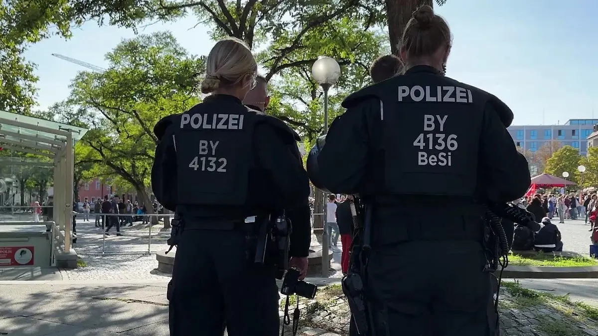 Polizeipräsenz bei der Wahlkampfveranstaltung.