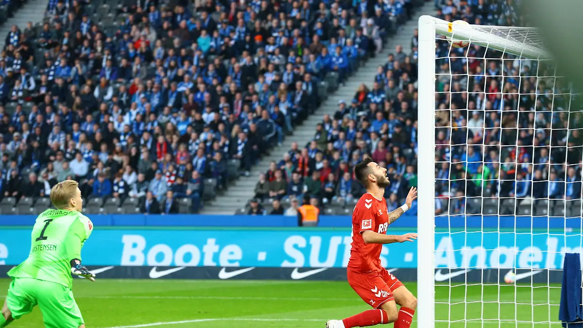  12.11.2022, xtgx, Fussball 1. Bundesliga, Hertha BSC Berlin - 1. FC Koeln emspor, v.l. Sargis Adamyan Koeln, 23 verfehlt das leere Tor, Torschuss, schiesst den Ball aufs Tor, Schuss DFL/DFB REGULATIONS PROHIBIT ANY USE OF PHOTOGRAPHS as IMAGE SEQUENCES and/or QUASI-VIDEO Berlin