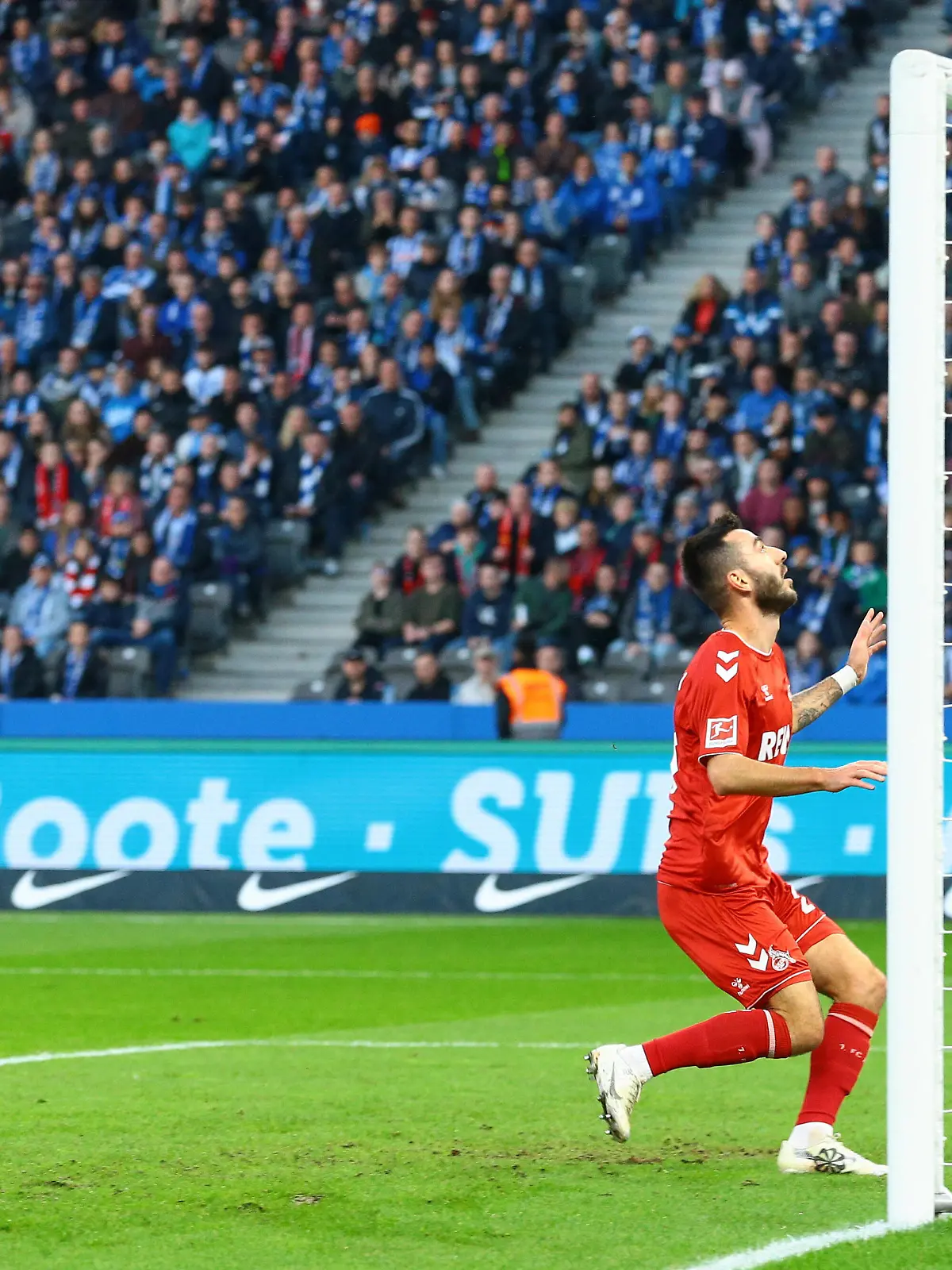  12.11.2022, xtgx, Fussball 1. Bundesliga, Hertha BSC Berlin - 1. FC Koeln emspor, v.l. Sargis Adamyan Koeln, 23 verfehlt das leere Tor, Torschuss, schiesst den Ball aufs Tor, Schuss DFL/DFB REGULATIONS PROHIBIT ANY USE OF PHOTOGRAPHS as IMAGE SEQUENCES and/or QUASI-VIDEO Berlin
