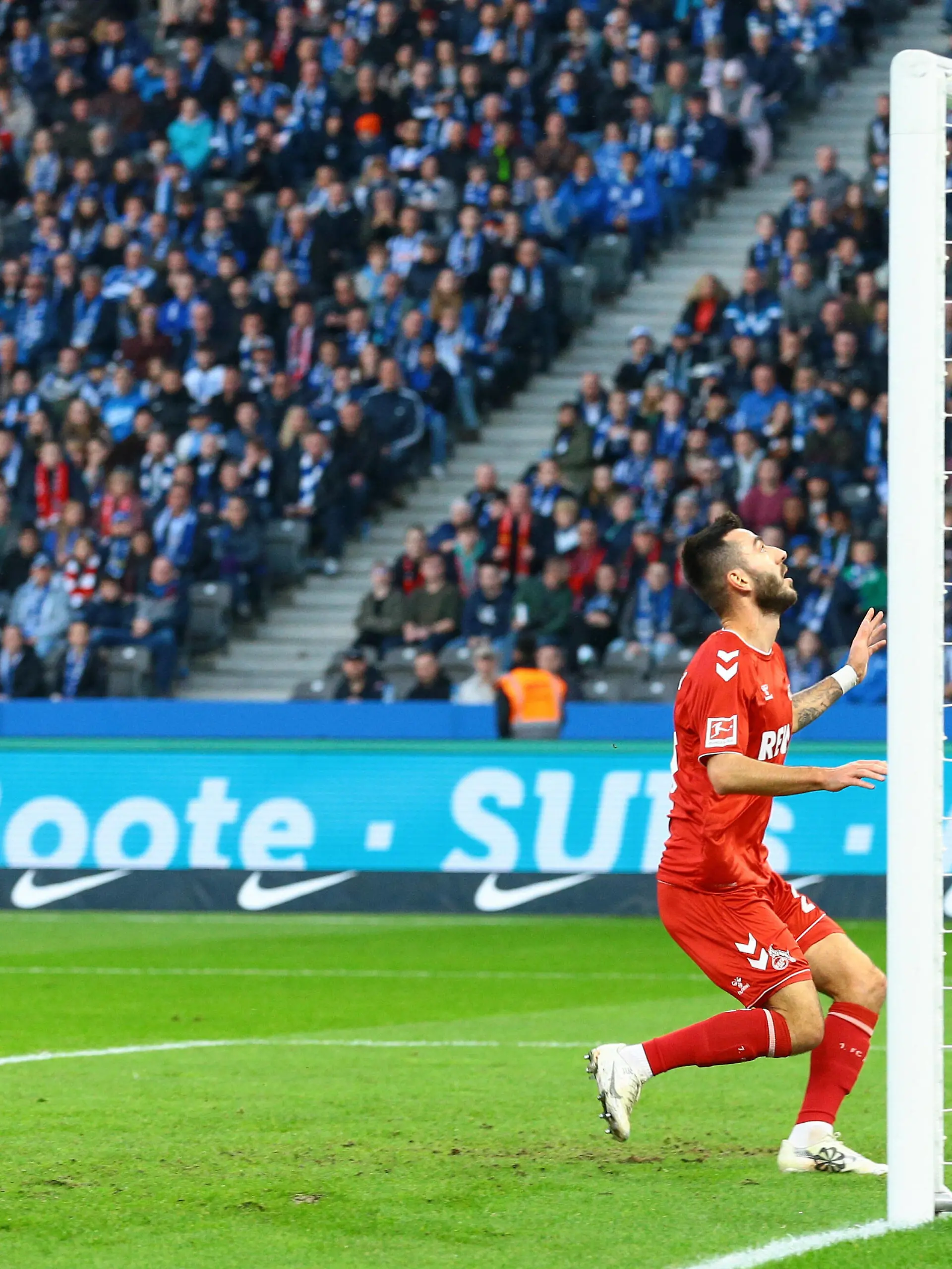  12.11.2022, xtgx, Fussball 1. Bundesliga, Hertha BSC Berlin - 1. FC Koeln emspor, v.l. Sargis Adamyan Koeln, 23 verfehlt das leere Tor, Torschuss, schiesst den Ball aufs Tor, Schuss DFL/DFB REGULATIONS PROHIBIT ANY USE OF PHOTOGRAPHS as IMAGE SEQUENCES and/or QUASI-VIDEO Berlin