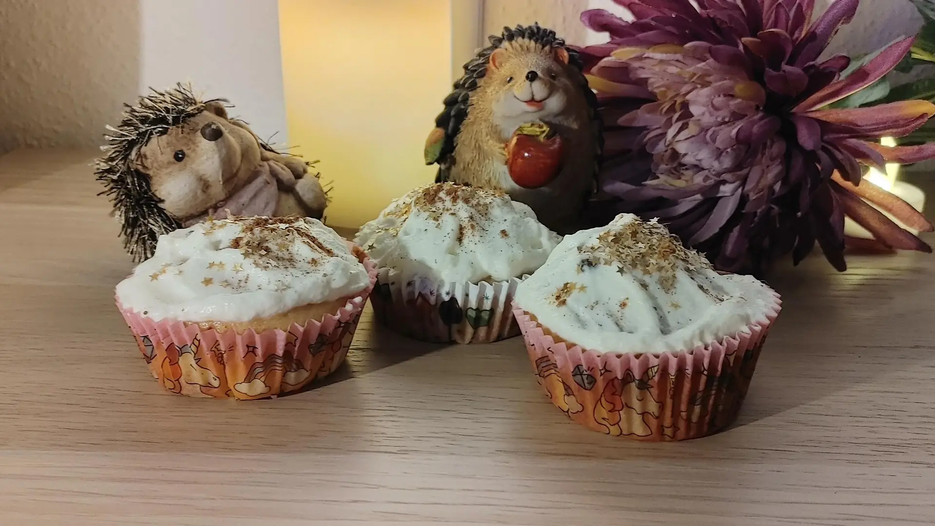 Diese herbstlich gefüllten Apfel-Muffins sind genau das Richtige für die kalte Jahreszeit.