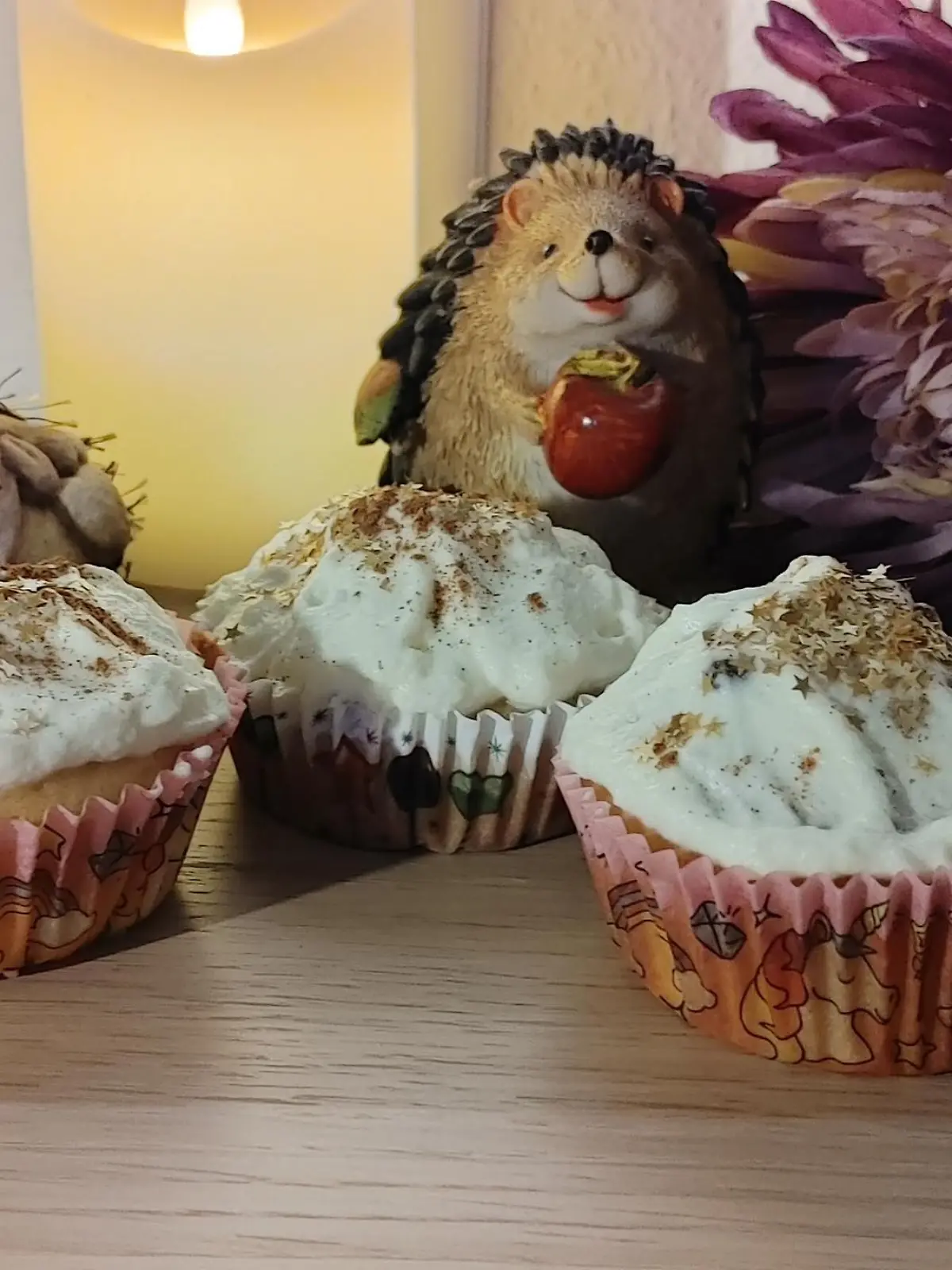 Diese herbstlich gefüllten Apfel-Muffins sind genau das Richtige für die kalte Jahreszeit.