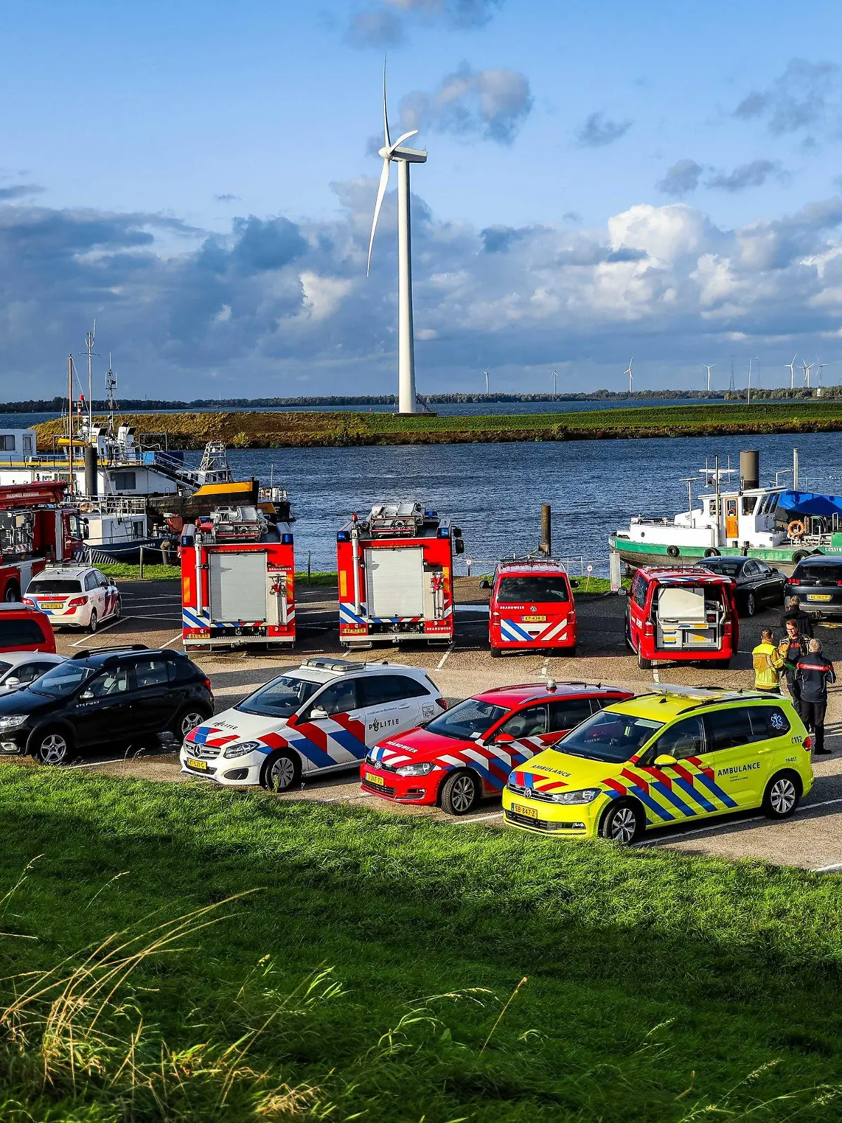 03.10.2023, Niederlande, Dinteloord: Rettungsdienste sind am Volkerak im Einsatz, nachdem ein Boot gekentert ist. Mindestens ein Mensch ist bei dem Bootsunglück in den Niederlanden gestorben. Zwei weitere würden vermisst, wie die Einsatzkräfte in Dinteloord im Süden von Rotterdam meldeten. Die Polizei geht davon aus, dass die Opfer aus Deutschland kamen. Zunächst war das aber nicht bestätigt. Foto: Rijnhout Media/ANP/dpa +++ dpa-Bildfunk +++