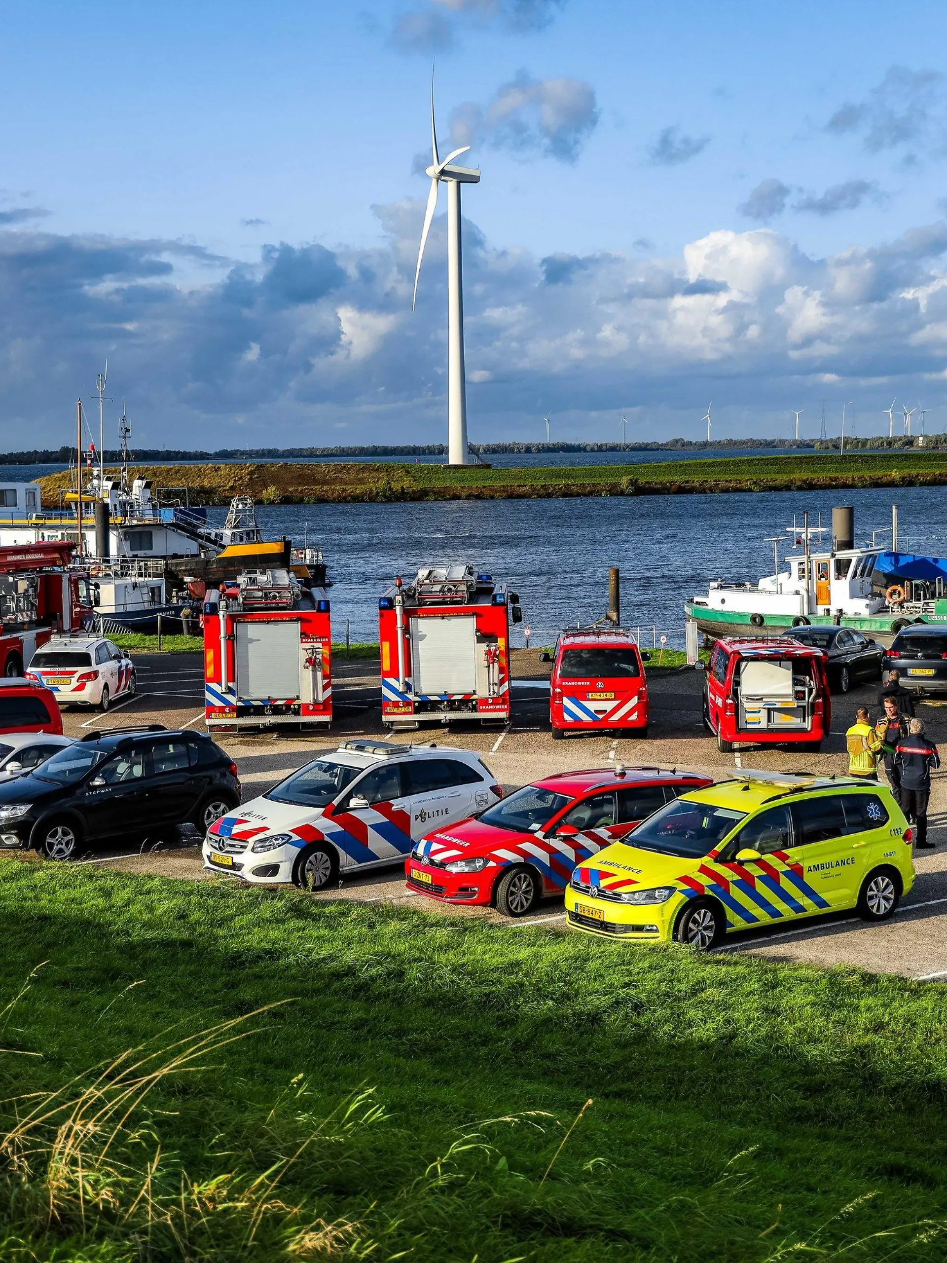 03.10.2023, Niederlande, Dinteloord: Rettungsdienste sind am Volkerak im Einsatz, nachdem ein Boot gekentert ist. Mindestens ein Mensch ist bei dem Bootsunglück in den Niederlanden gestorben. Zwei weitere würden vermisst, wie die Einsatzkräfte in Dinteloord im Süden von Rotterdam meldeten. Die Polizei geht davon aus, dass die Opfer aus Deutschland kamen. Zunächst war das aber nicht bestätigt. Foto: Rijnhout Media/ANP/dpa +++ dpa-Bildfunk +++