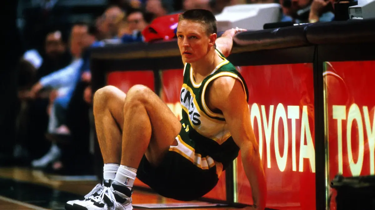 Detlef Schrempf (Seattle SuperSonics) am Boden

Detlef Schrempf Seattle SuperSonics at Bottom  