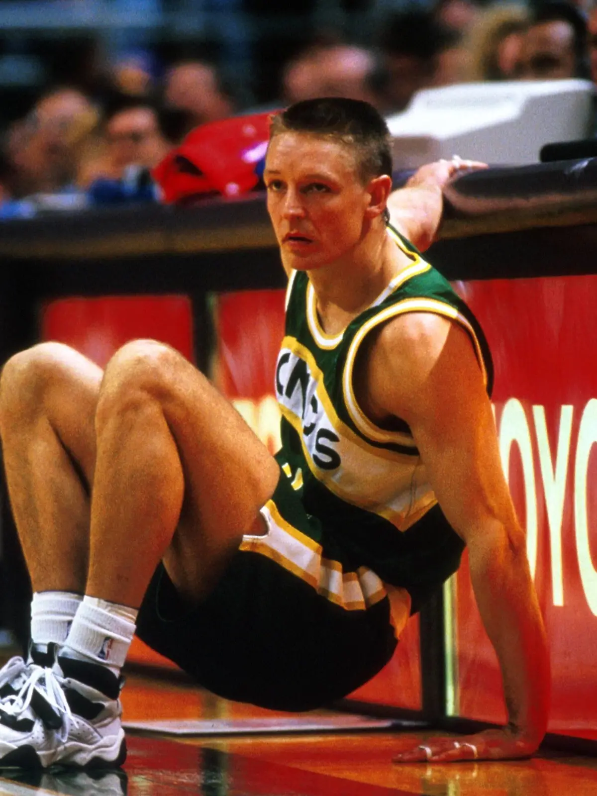 Detlef Schrempf (Seattle SuperSonics) am Boden

Detlef Schrempf Seattle SuperSonics at Bottom  