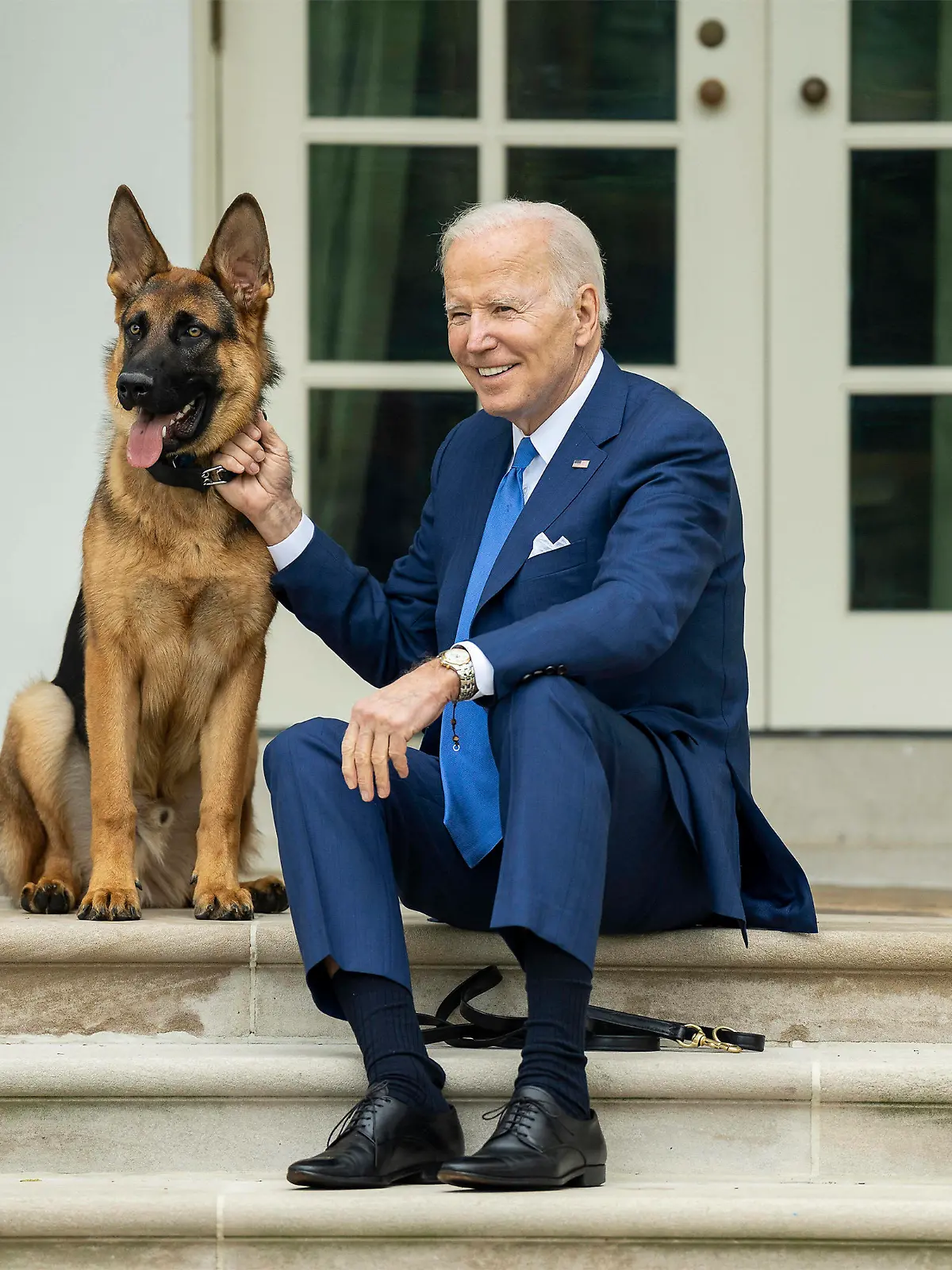 September 26, 2022, Washington, DC, United States: U.S. President Joe Biden, spends time with his German Shepherd, Commander in the Rose Garden of the White House, September 26, 2022 in Washington, D.C. Washington United States - ZUMAp138 20220926_zaa_p138_051 Copyright: xAdamxSchultz/WhitexHousex
