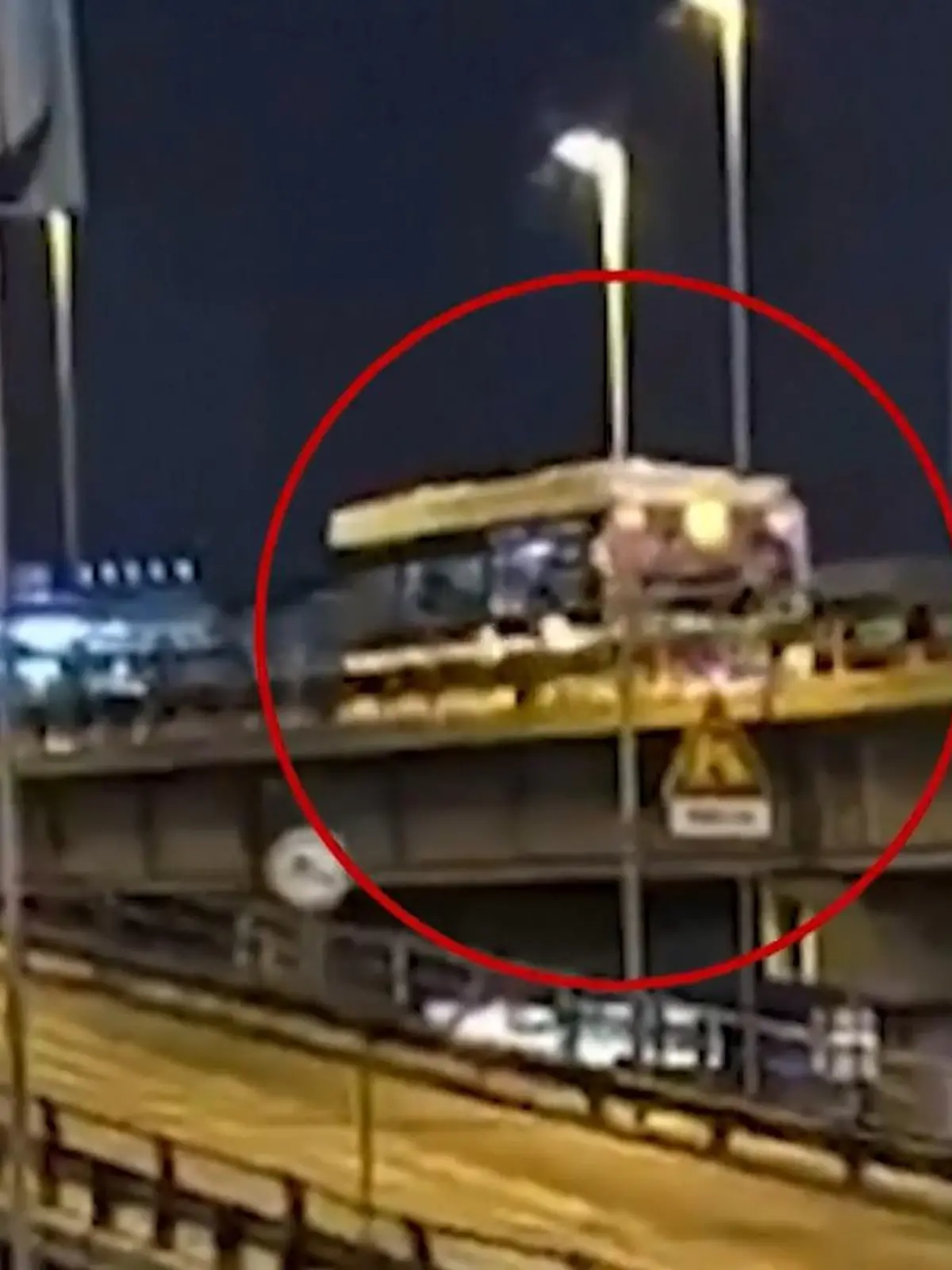 Es sind Bilder des Grauens: Der Bus durchbricht die Leitplanke und stürzt mehr als zehn Meter in die Tiefe. Die tragischen Szenen sehen Sie im Video. 