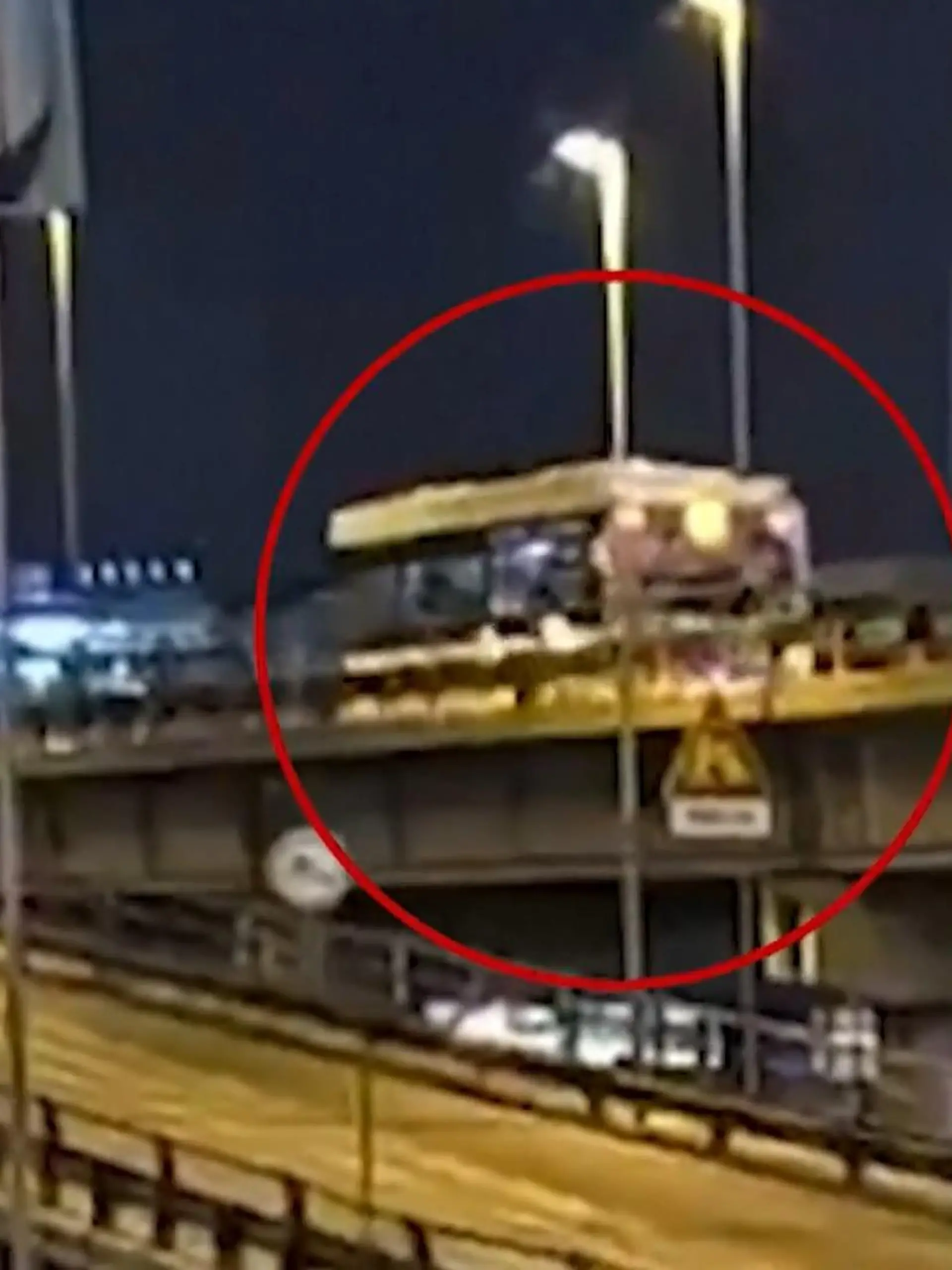 Es sind Bilder des Grauens: Der Bus durchbricht die Leitplanke und stürzt mehr als zehn Meter in die Tiefe. Die tragischen Szenen sehen Sie im Video. 