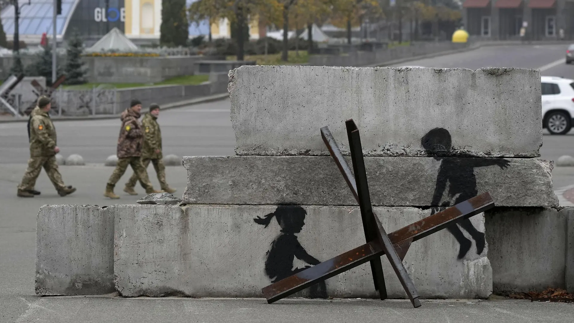 Photo taken on Nov. 6, 2022, in Ukraine's capital Kyiv, shows graffiti resembling British street artist Banksy's work, although not verified, that has appeared near Independence Square. When viewed from a particular angle, with a cleverly positioned prop, the art drawn on concrete barricades looks like two children playing on a seesaw. (Kyodo)
==Kyodo
/ action press